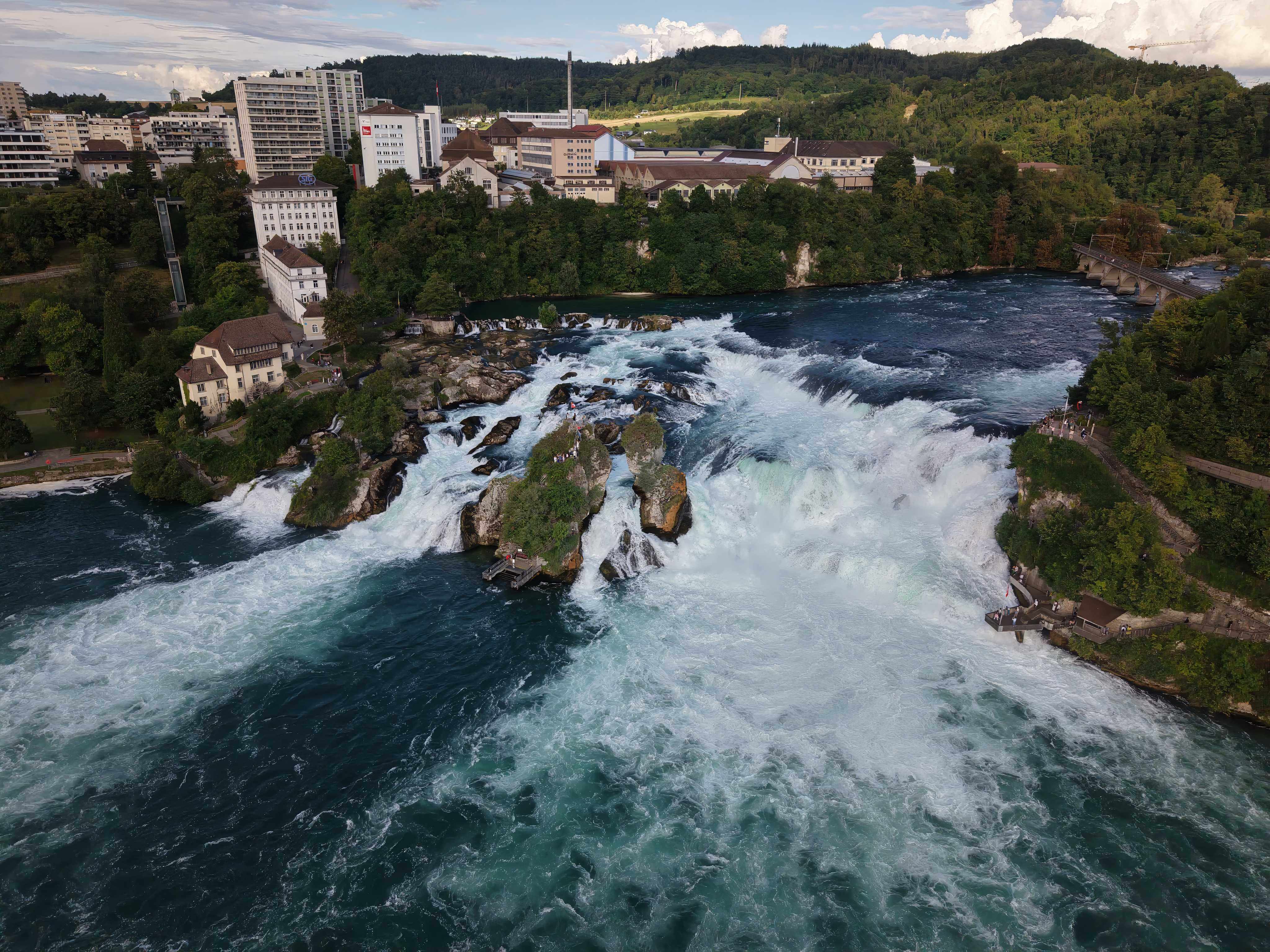 Rheinfall bei Schaffhausen: Kraftvolle Wasserfälle, Natur und Gebäude im Hintergrund - Hochzeitsfotograf Pablo aus Thurgau