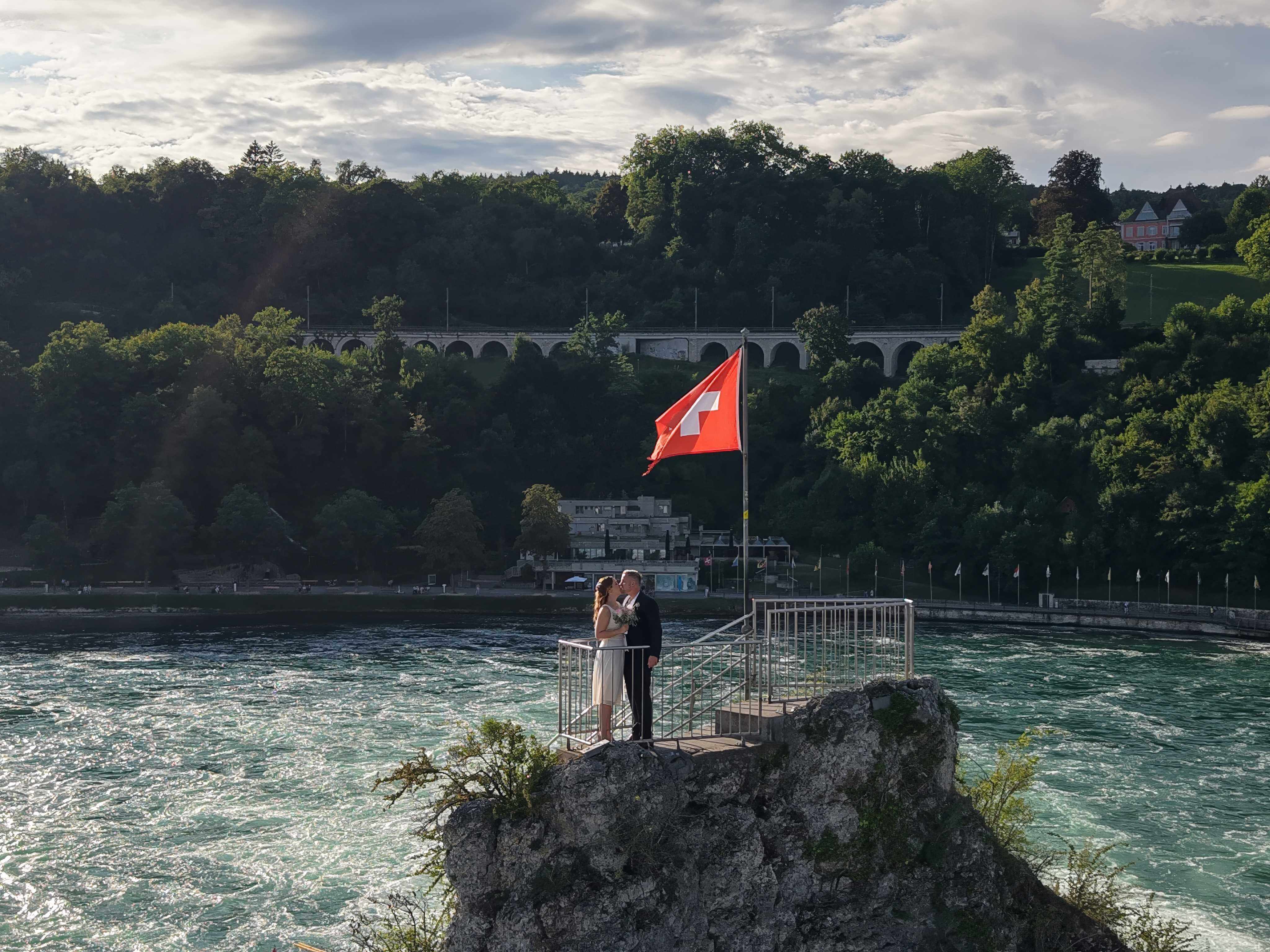 Hochzeitspaar auf Felsen oberhalb des Rheinfalls, Schweiz - Hochzeitsfotograf Pablo aus Thurgau