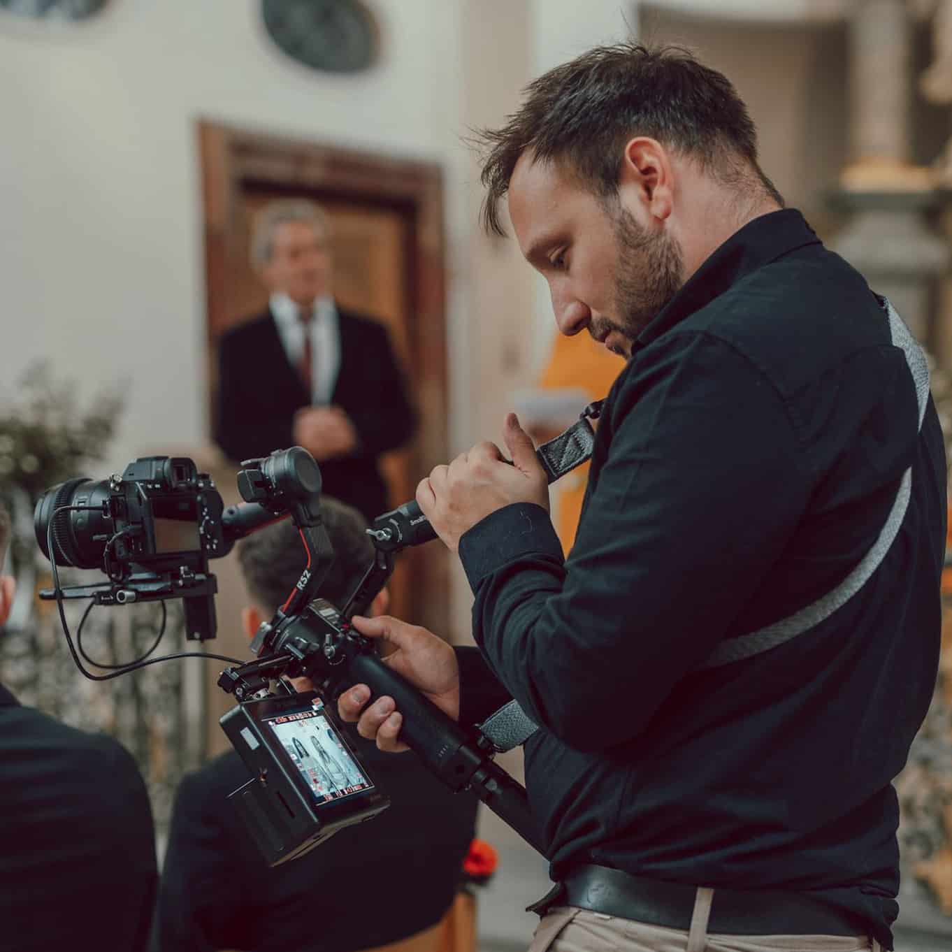 Videograf Pablo Thurgau Kreuzlingen filmt hinter den Gaesten - Fotograf Pablo aus Thurgau, am Bodensee