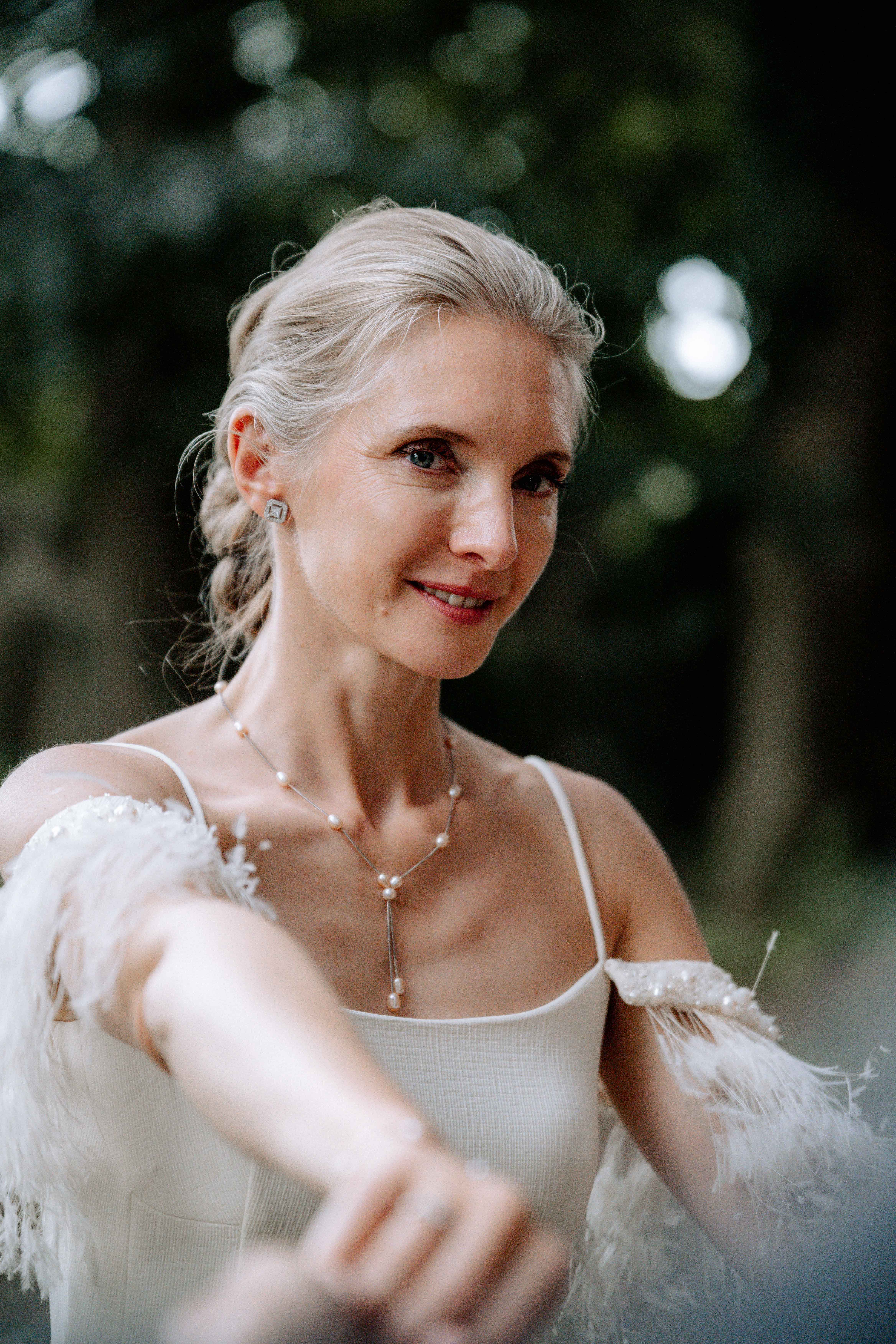 Braut in elegantem Kleid mit Federn, Hochzeitsfotografie im Freien - Hochzeitsfotograf Pablo aus Thurgau