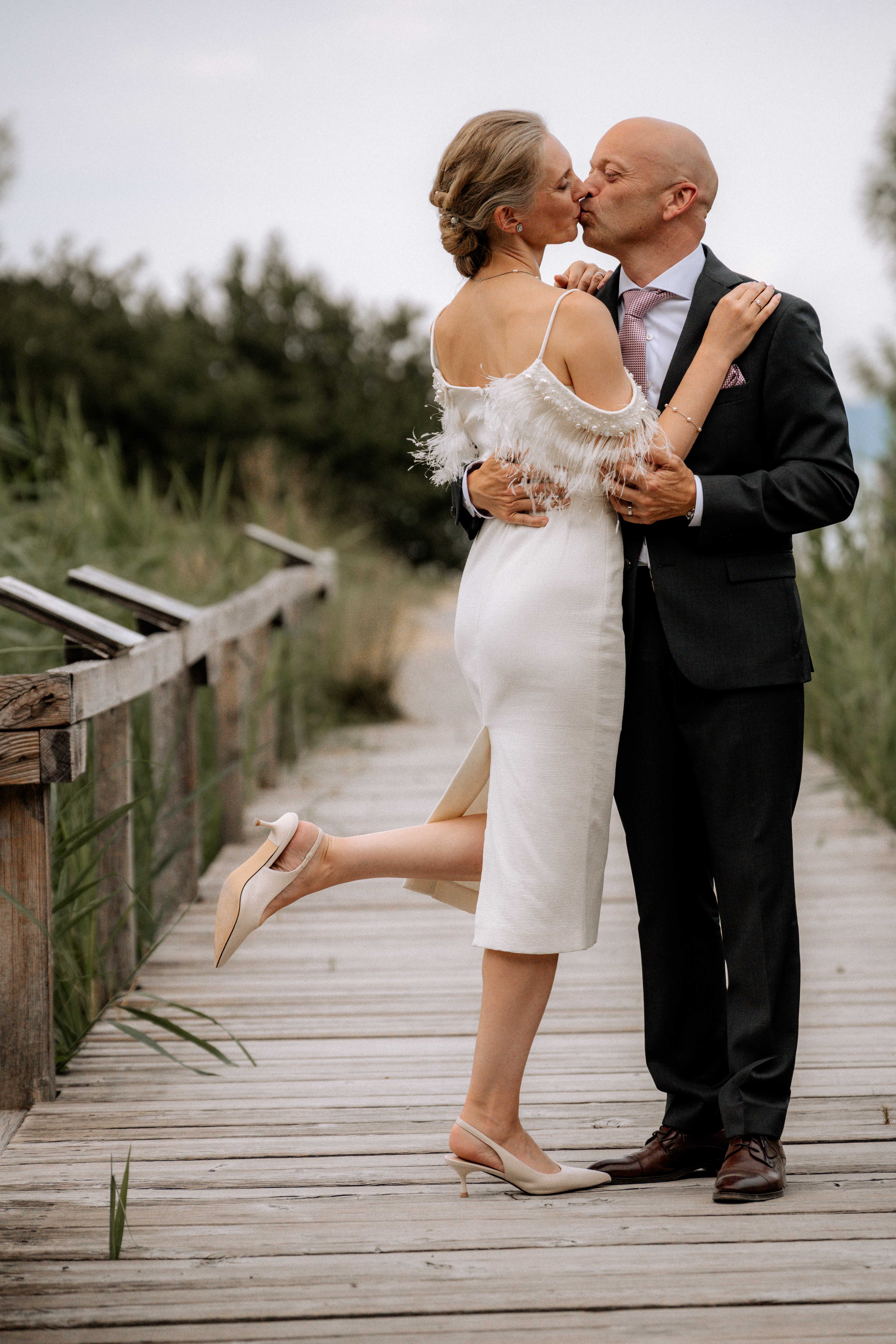 Hochzeit: Brautpaar küsst sich auf Holzsteg, Hochzeitsfotografie im Thurgau - Hochzeitsfotograf Pablo aus Thurgau