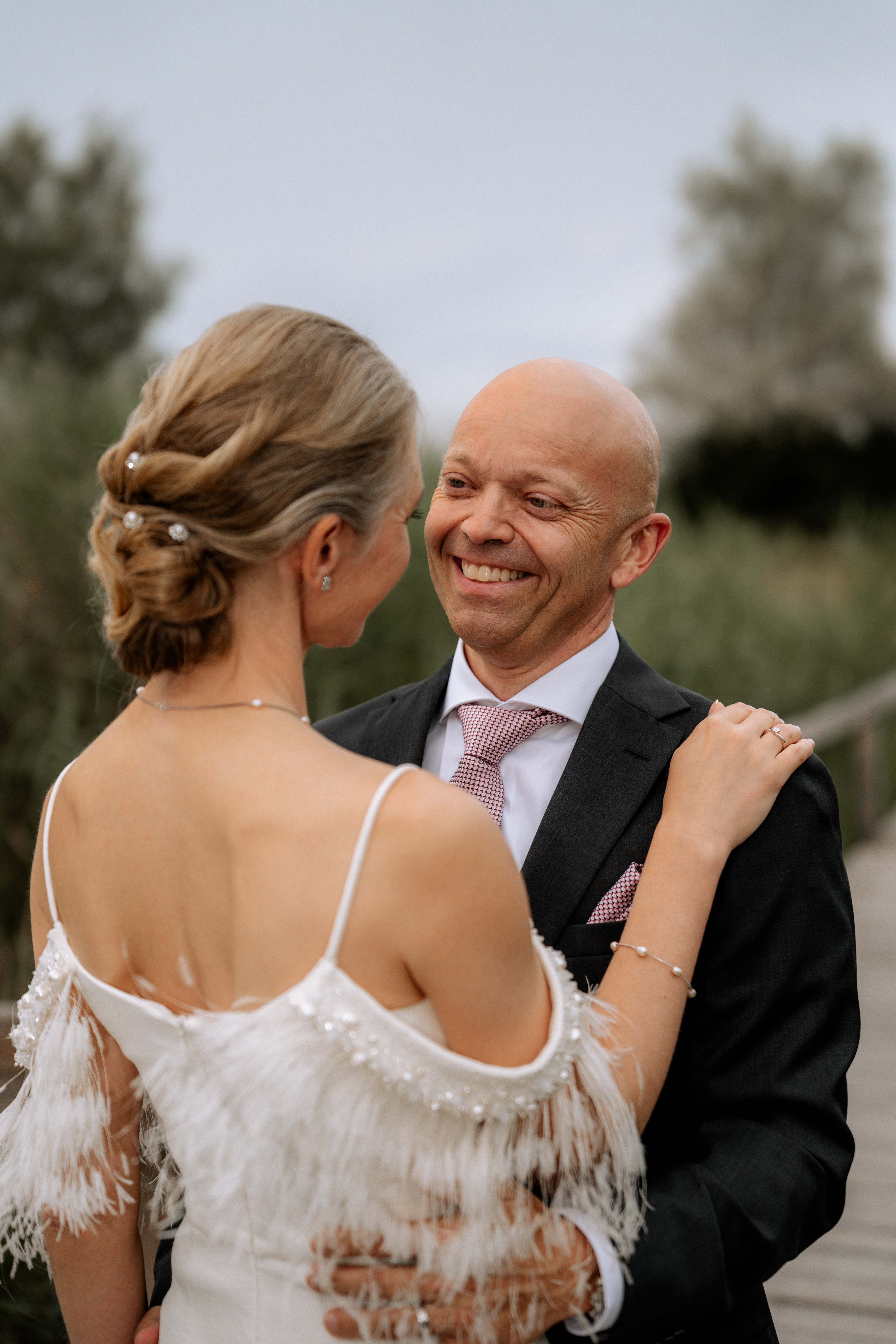Glückliches Brautpaar bei Hochzeitsfotografie im Freien - Hochzeitsfotograf Pablo aus Thurgau