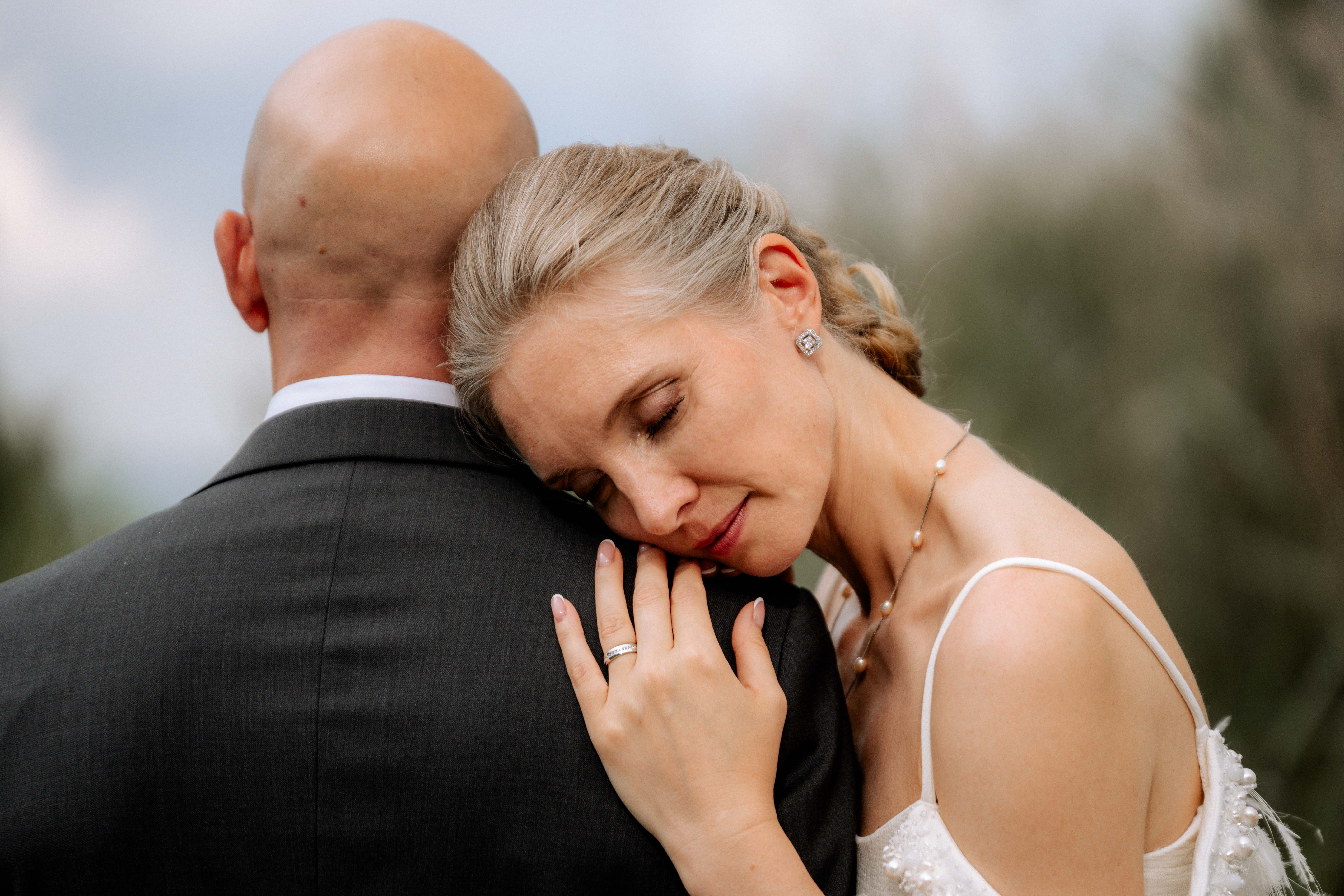 Hochzeit: Braut legt Kopf auf Schulter des Bräutigams, zarte Hochzeitsfotografie - Hochzeitsfotograf Pablo aus Thurgau