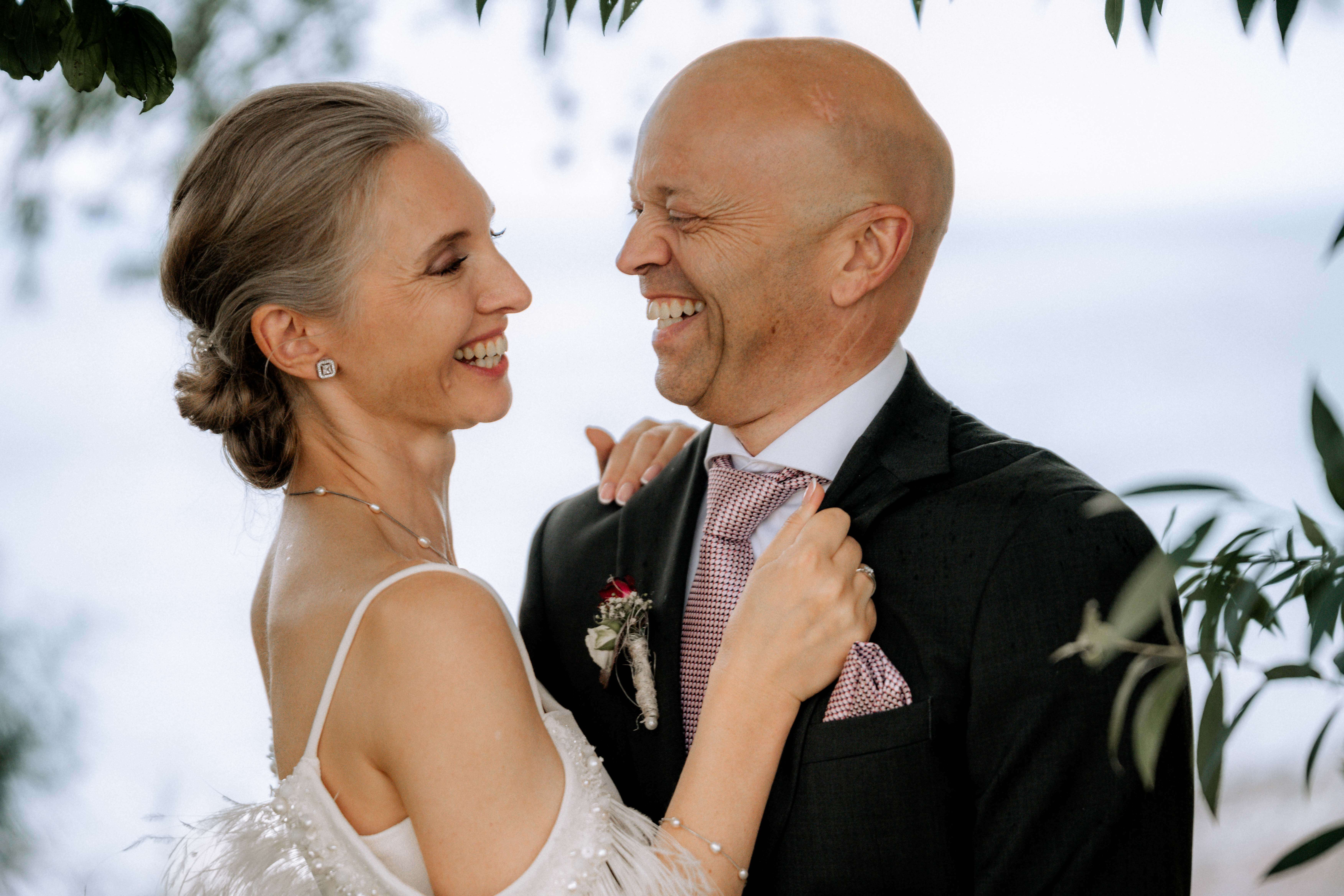 Lachendes Brautpaar bei der Hochzeit – Hochzeitsfotografie im Freien - Hochzeitsfotograf Pablo aus Thurgau