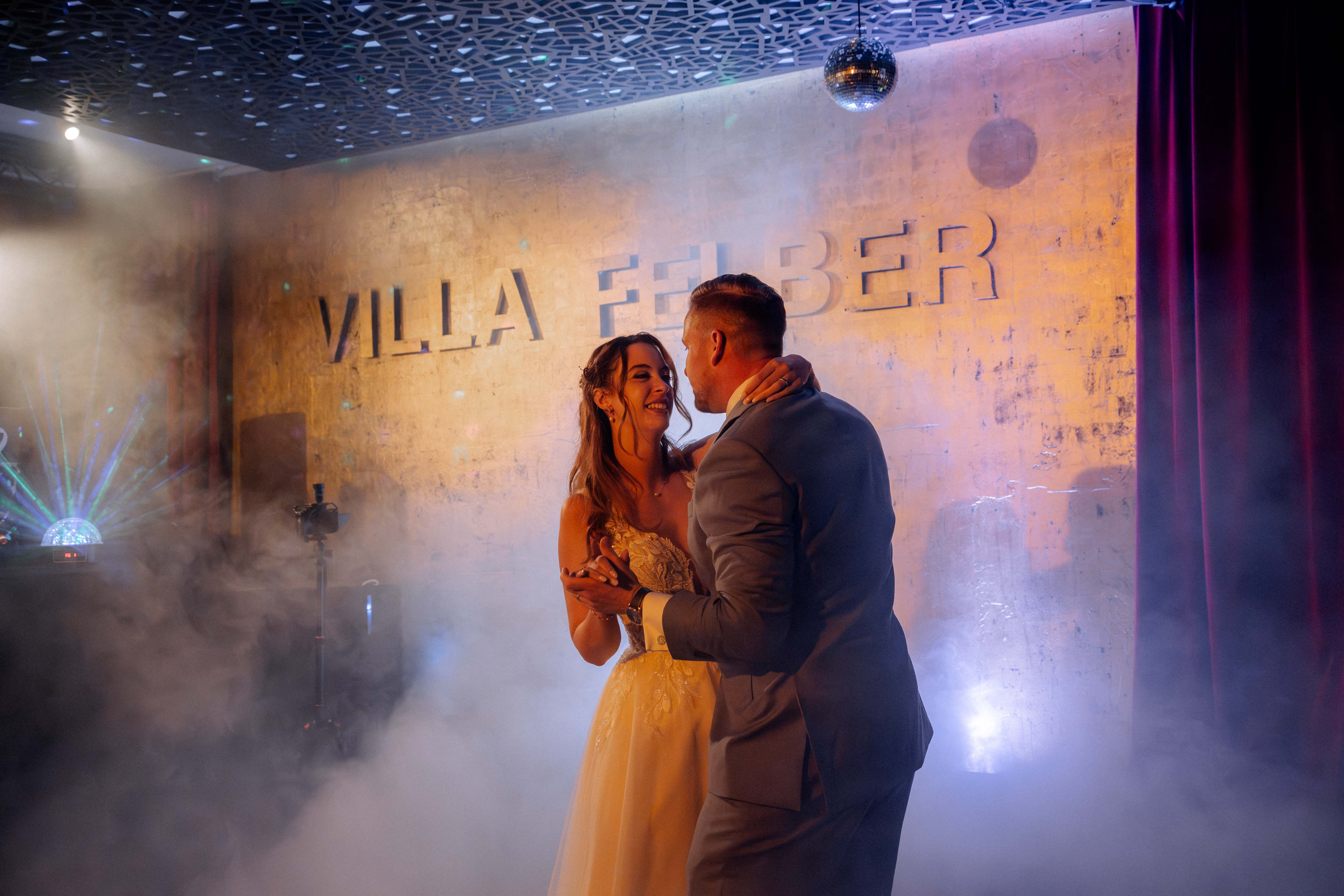 Brautpaar tanzt bei Hochzeit, Villa Felber, Hochzeitsfotografie - Hochzeitsfotograf Pablo aus Thurgau