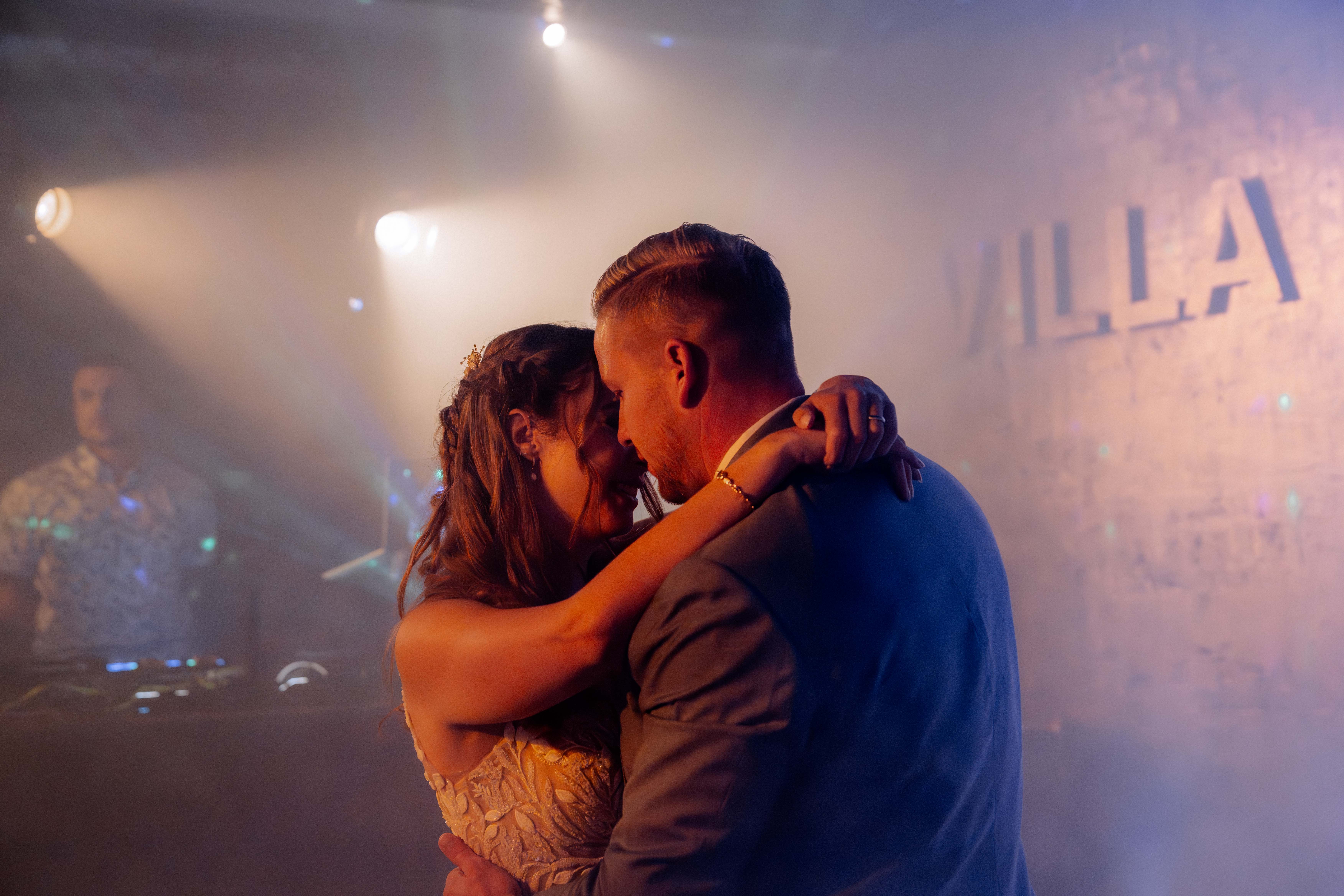 Hochzeit: Brautpaar tanzt im Licht, Villa im Hintergrund - Hochzeitsfotograf Pablo aus Thurgau