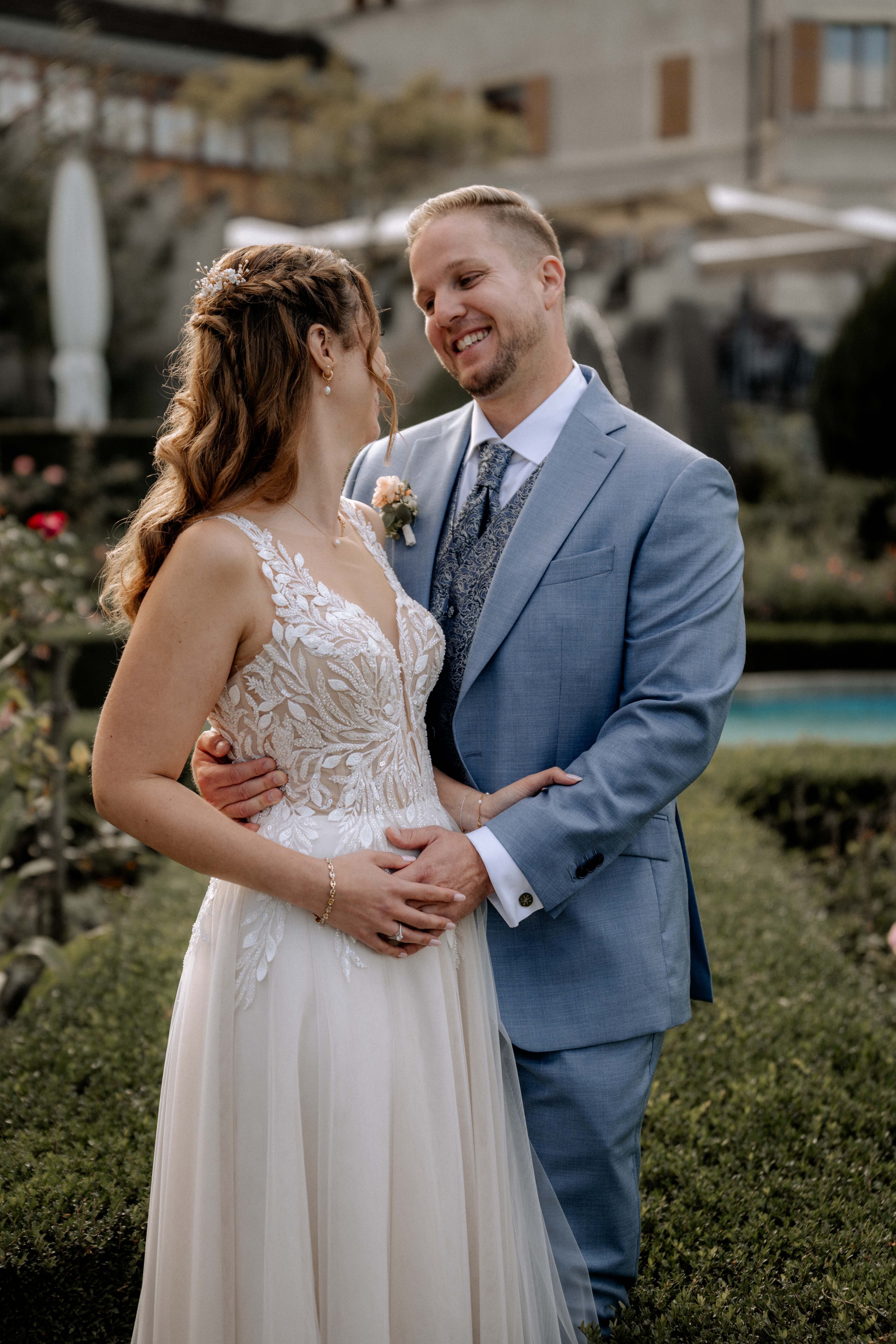 Glückliches Brautpaar im Park, Hochzeitsfotografie im Thurgau - Hochzeitsfotograf Pablo aus Thurgau