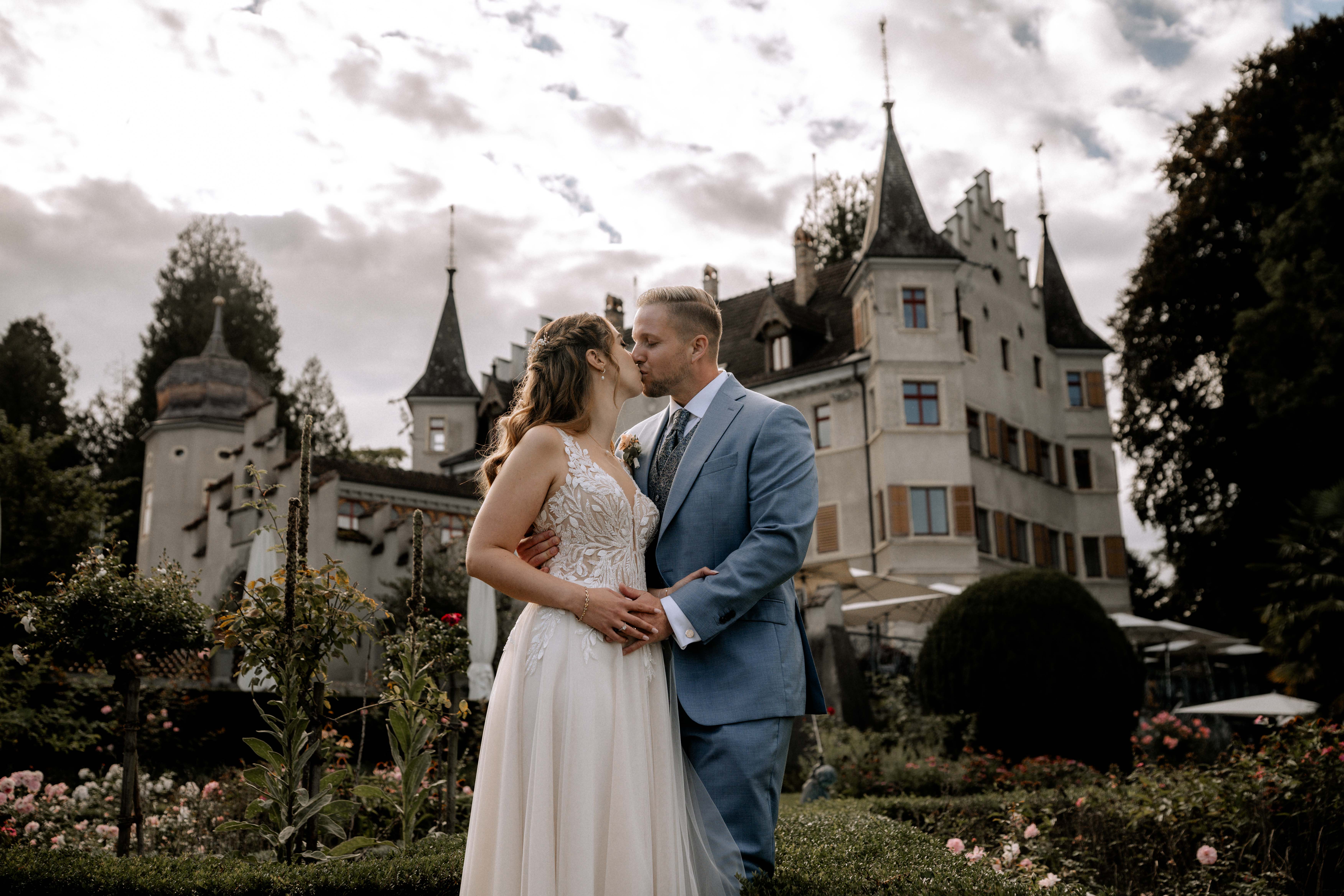 Hochzeitspaar küsst sich vor Schloss Seeburg – Hochzeitsfotografie im Thurgau - Hochzeitsfotograf Pablo aus Thurgau