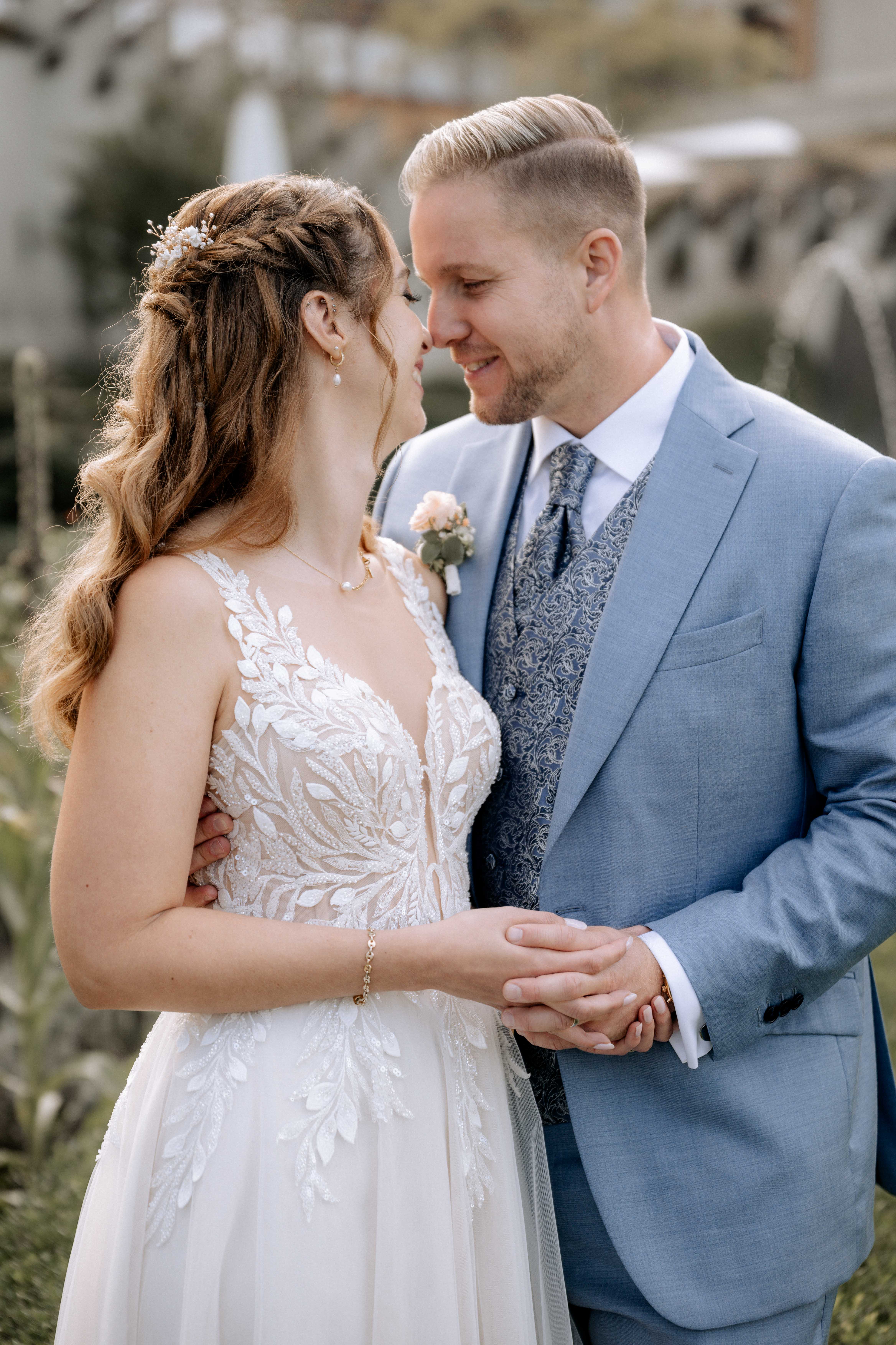 Glückliches Brautpaar in liebevoller Umarmung – Hochzeitsfotografie im Thurgau. - Hochzeitsfotograf Pablo aus Thurgau