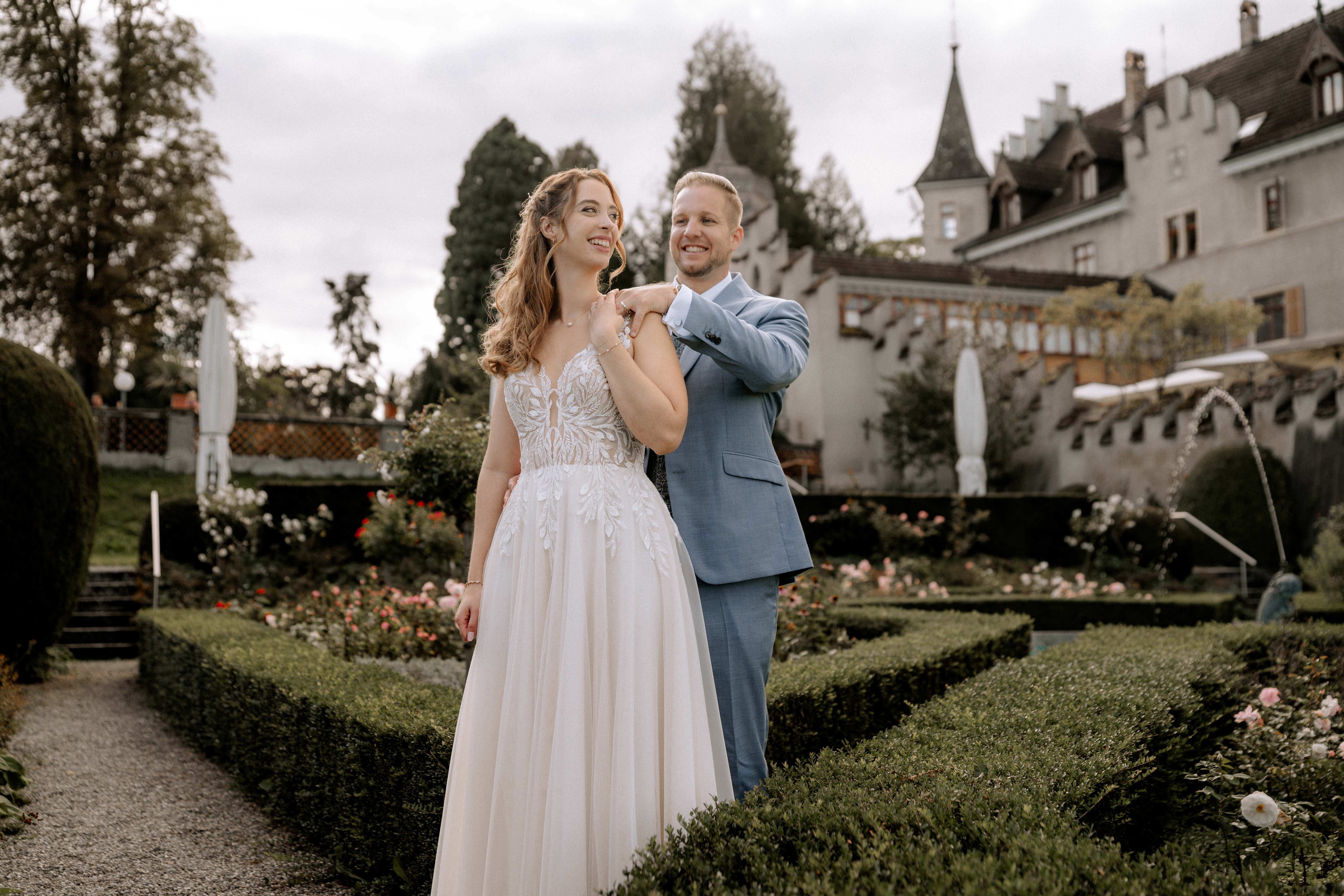 Hochzeitspaar im Schlossgarten: Brautpaarshooting mit Hochzeitsfotograf in der Schweiz - Hochzeitsfotograf Pablo aus Thurgau