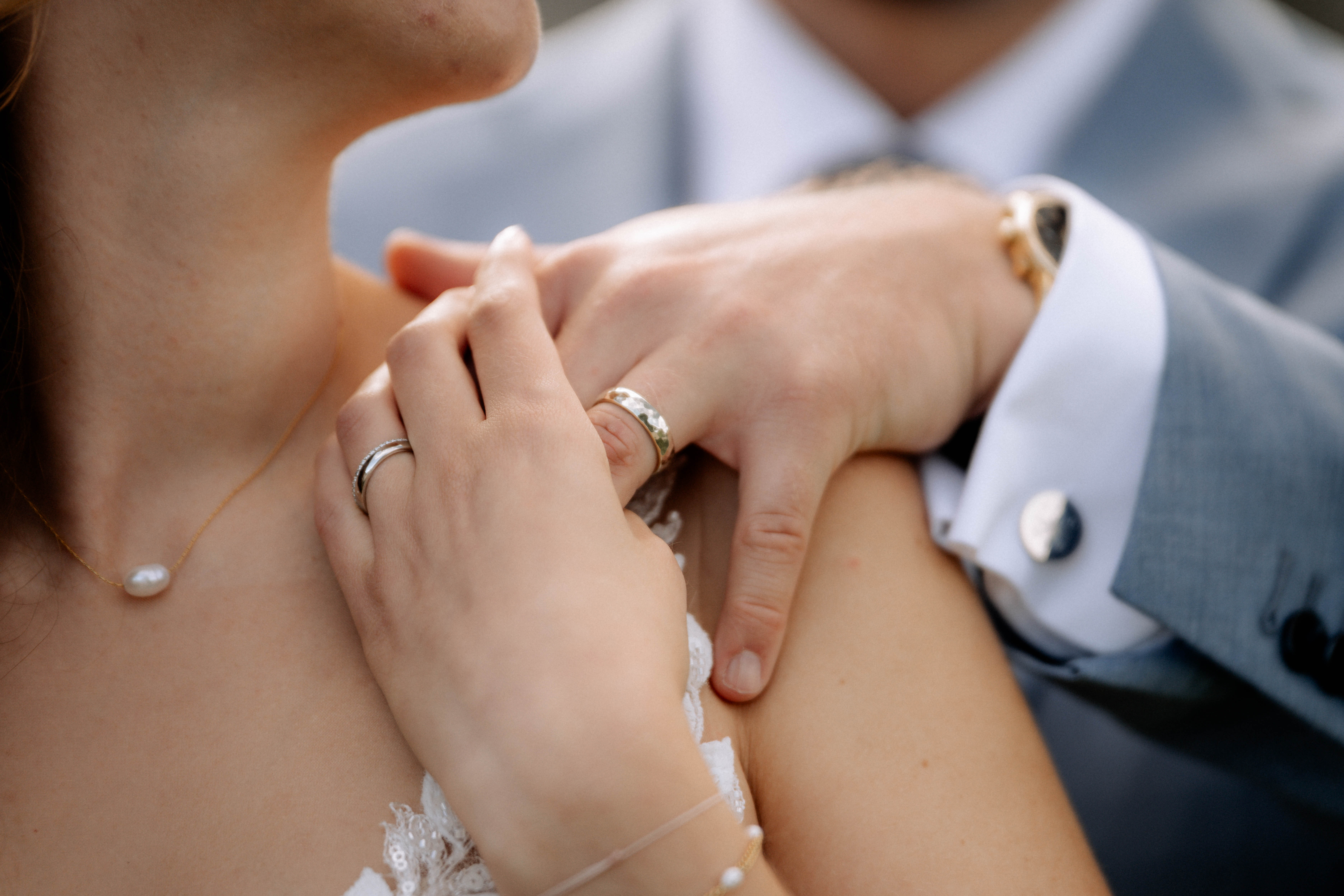 Hochzeit: Nahaufnahme von Händen mit Eheringen, zarte Berührung - Hochzeitsfotograf Pablo aus Thurgau