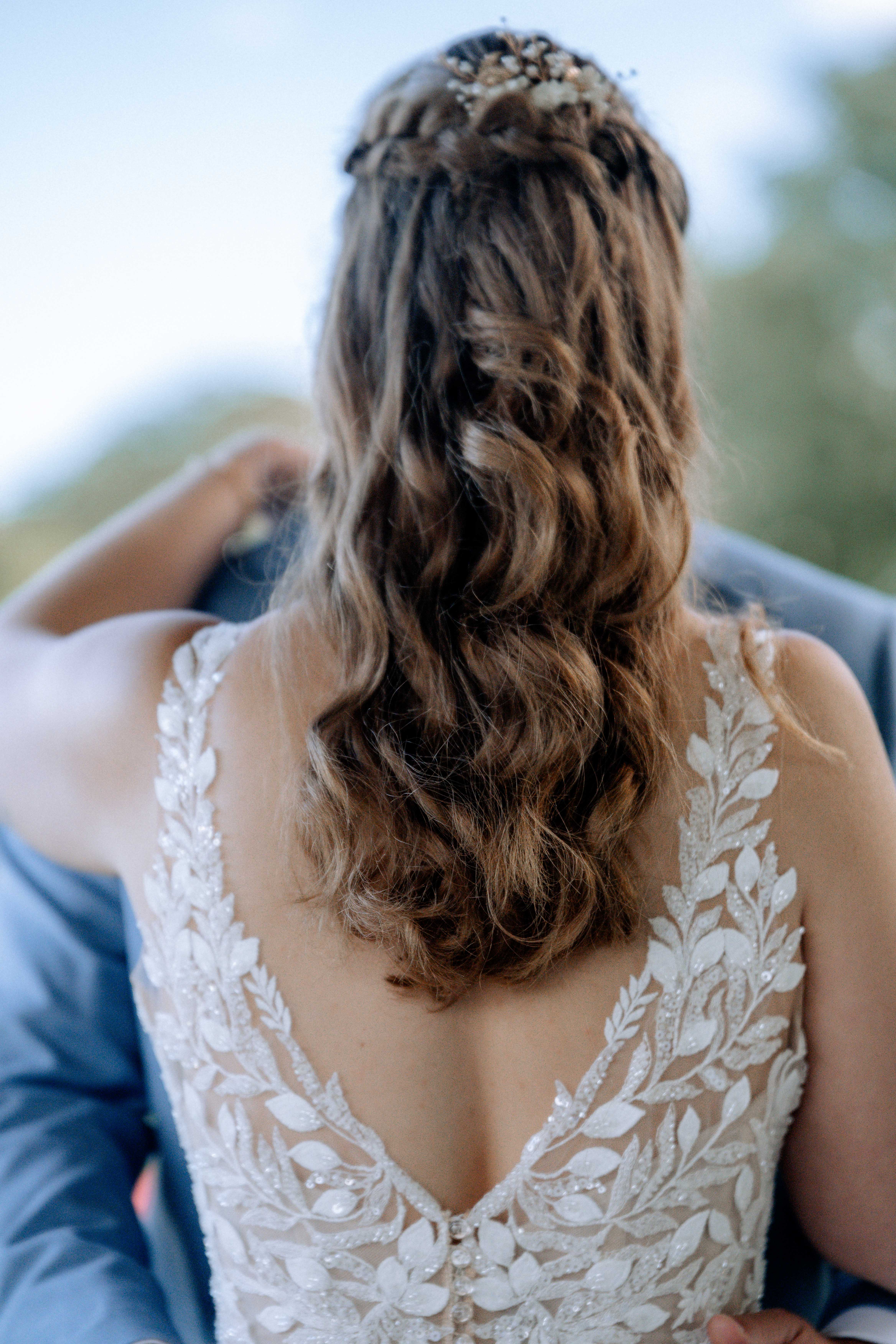 Rückansicht einer Braut mit detailreichem Kleid, Hochzeitsfotografie - Hochzeitsfotograf Pablo aus Thurgau