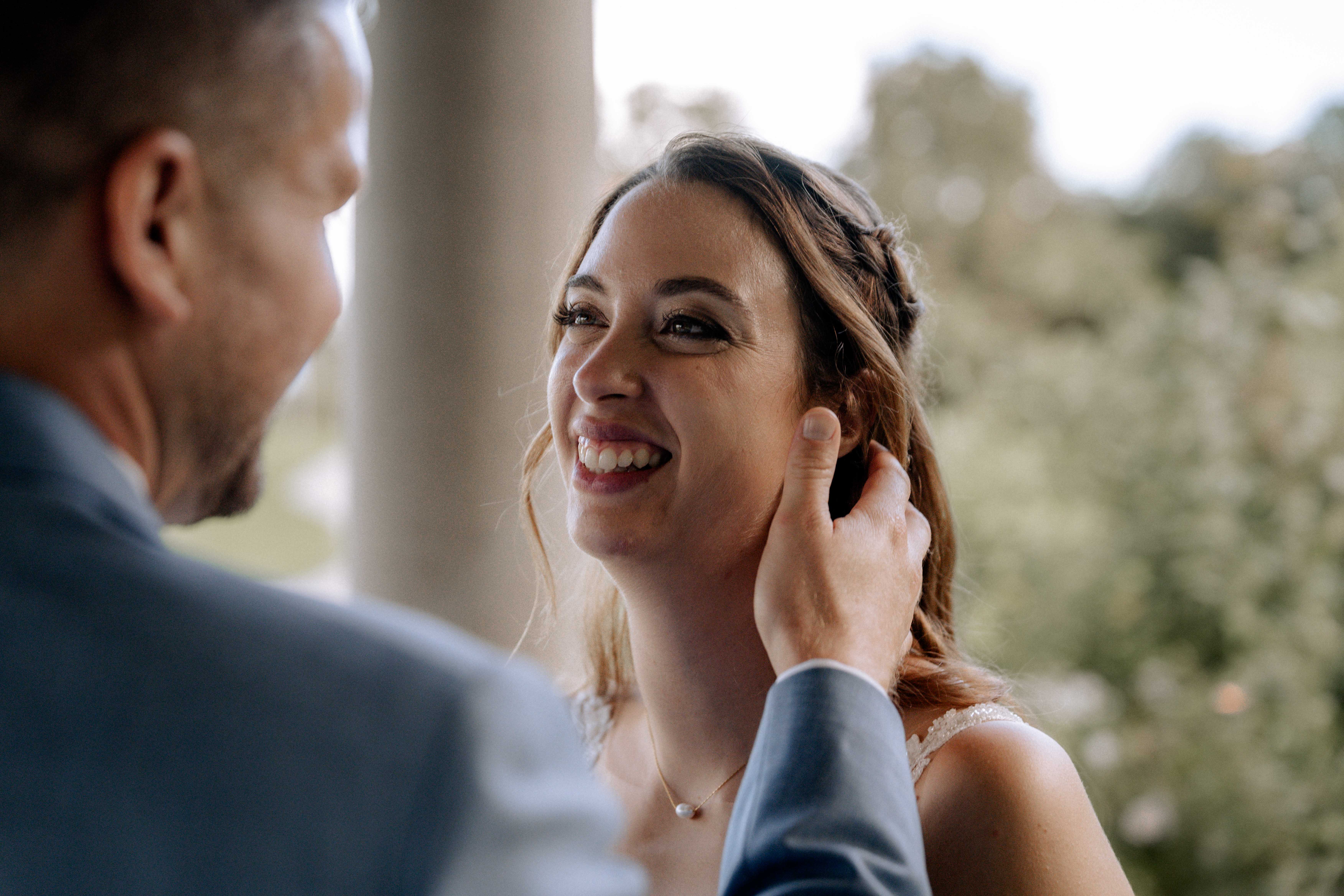 Glückliches Brautpaar bei der Hochzeitsfotografie im Freien - Hochzeitsfotograf Pablo aus Thurgau