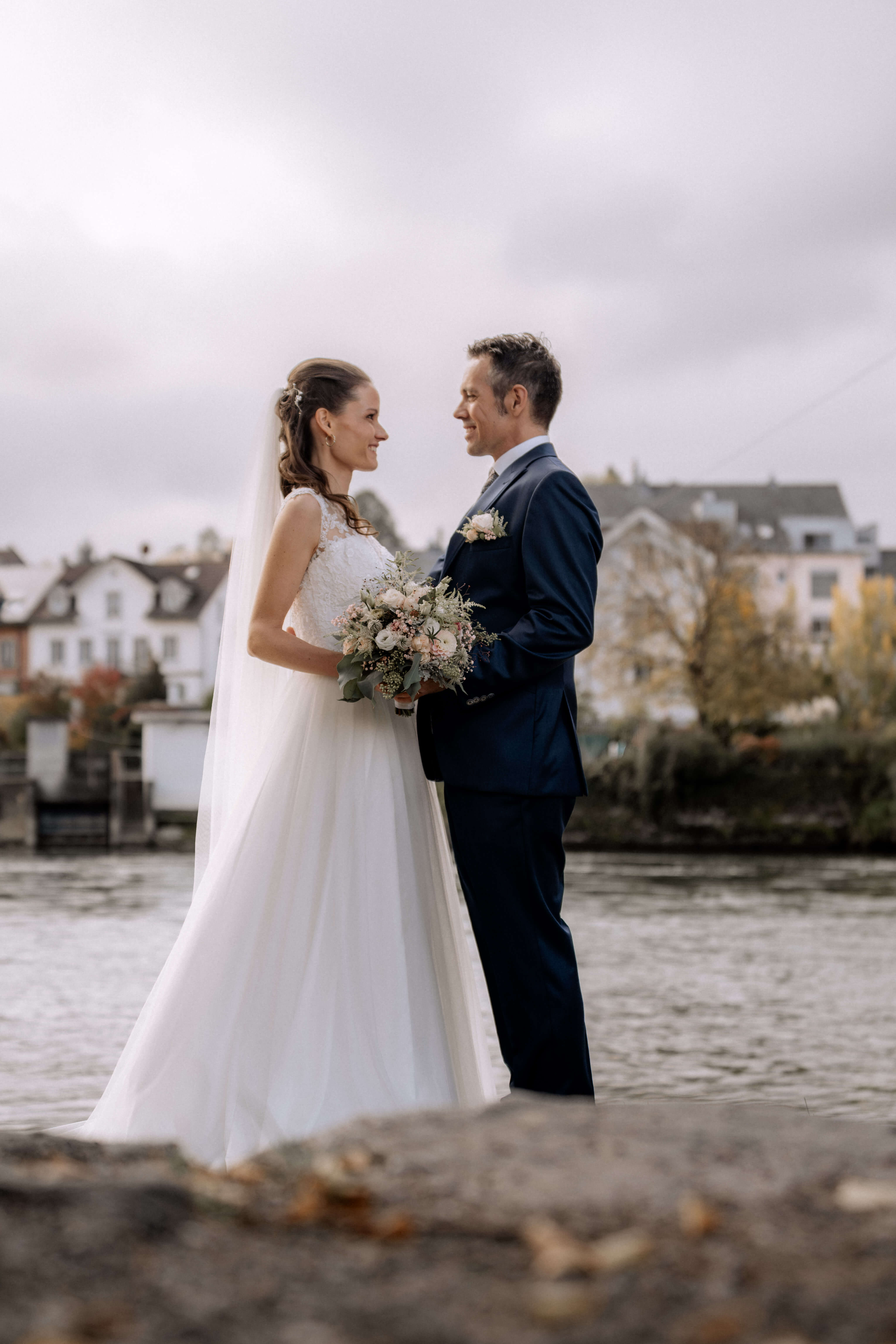 Brautpaar im Thurgau: Hochzeitsfotografie am Wasser - Hochzeitsfotograf Pablo aus Thurgau