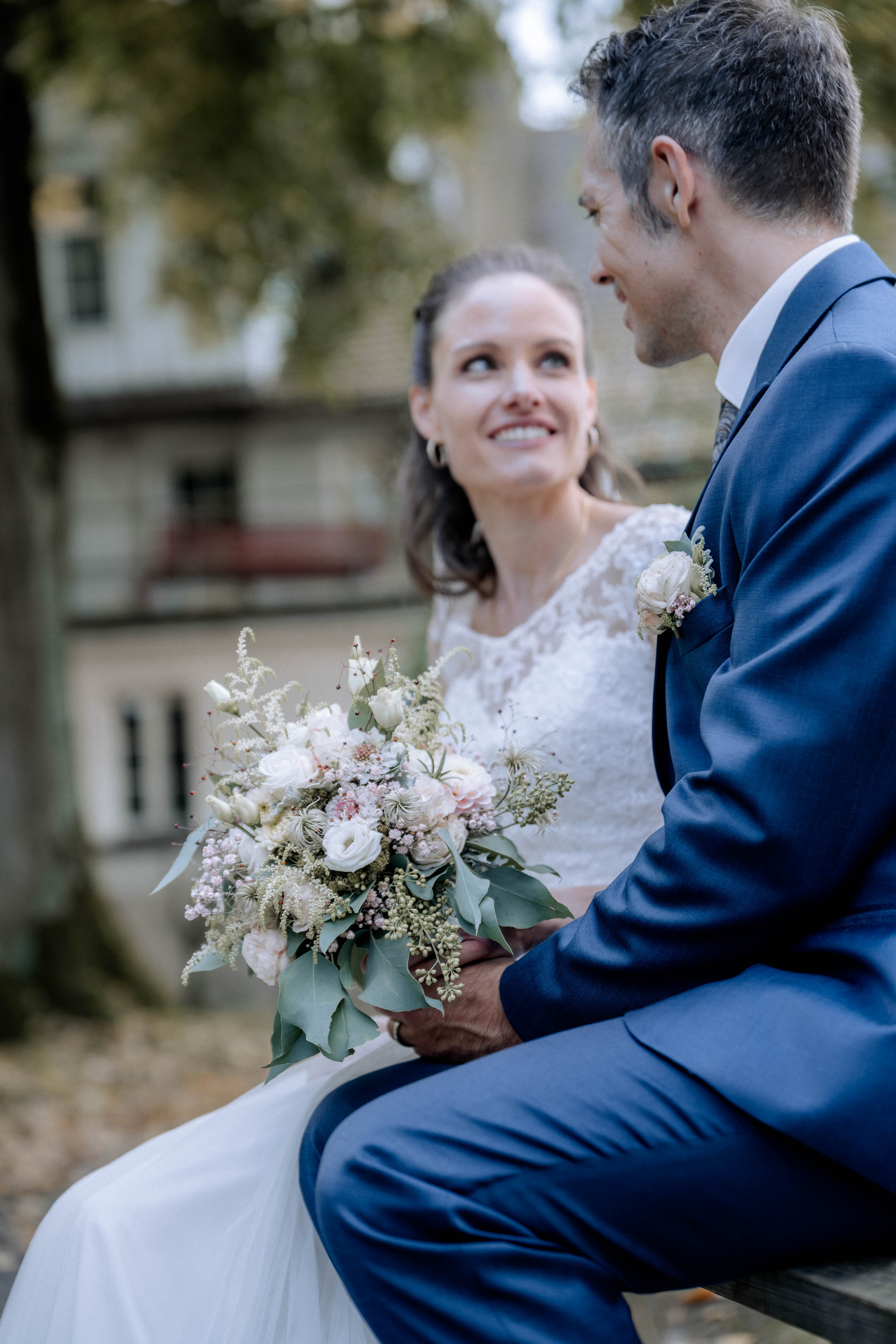 Brautpaar im Thurgau mit Hochzeitsstrauss - Hochzeitsfotograf Pablo aus Thurgau