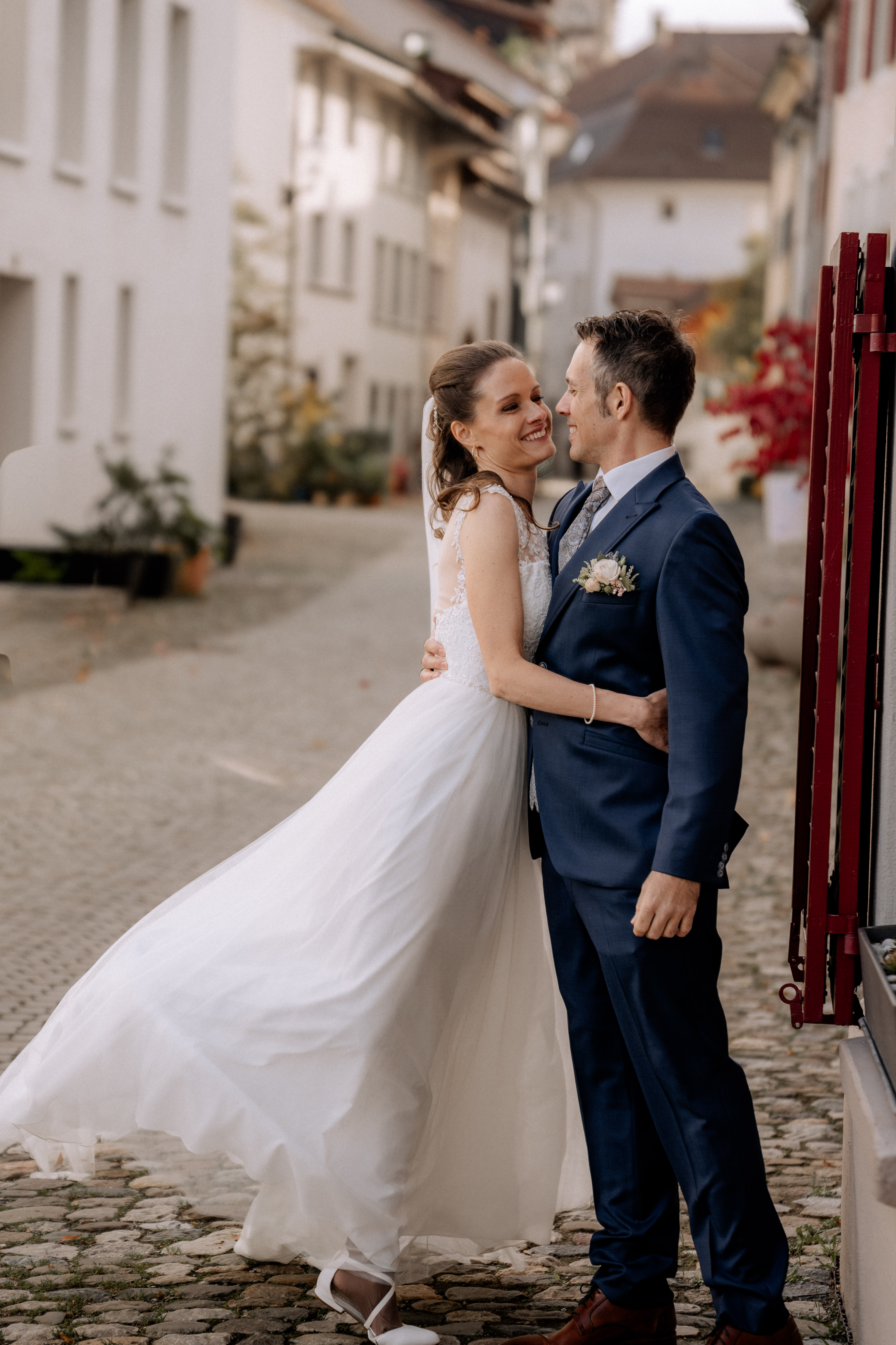 Brautpaar umarmt sich liebevoll in Gasse im Thurgau - Hochzeitsfotograf Pablo aus Thurgau