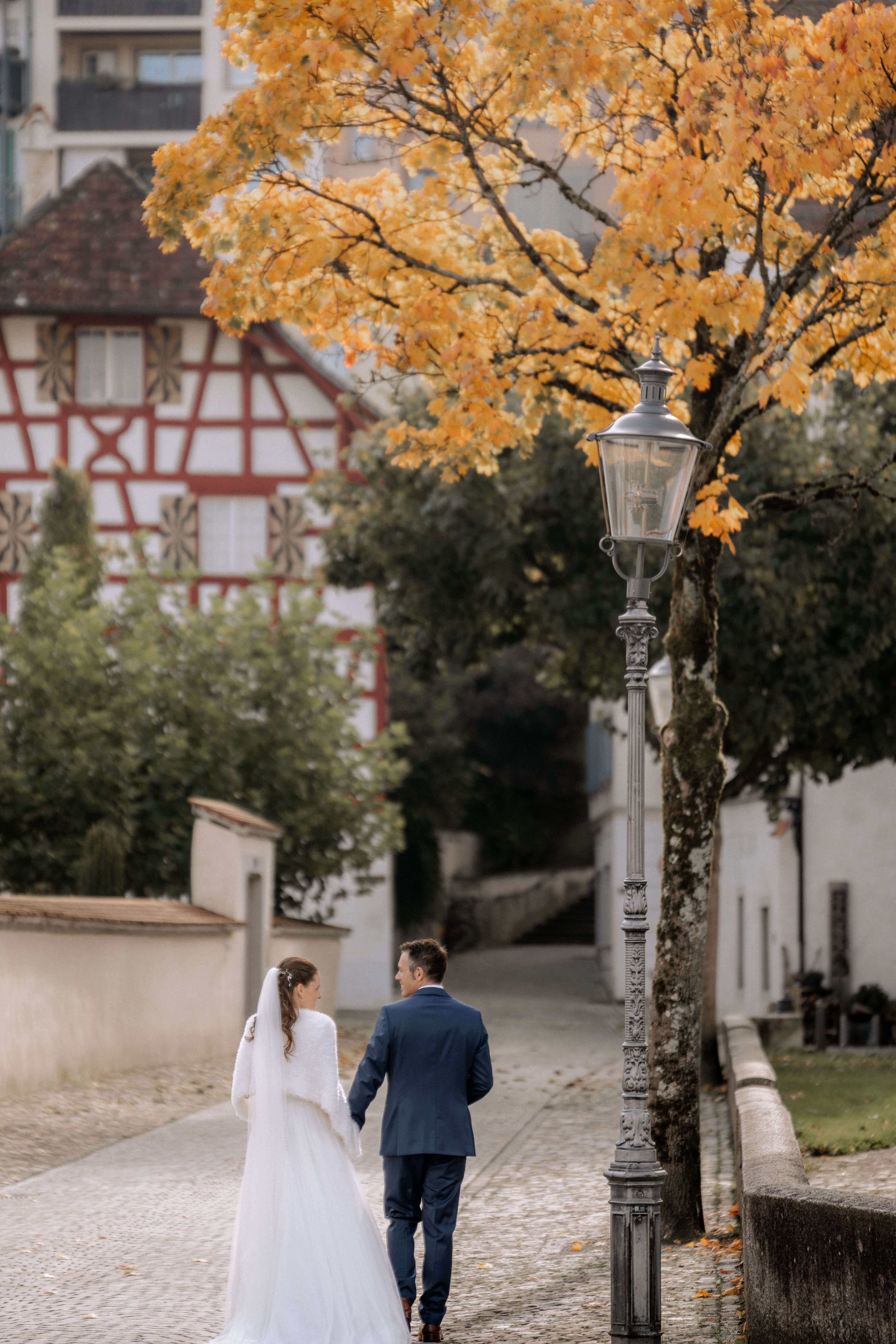 Brautpaar im Herbstlaub-Spaziergang in Thurgau - Hochzeitsfotograf Pablo aus Thurgau