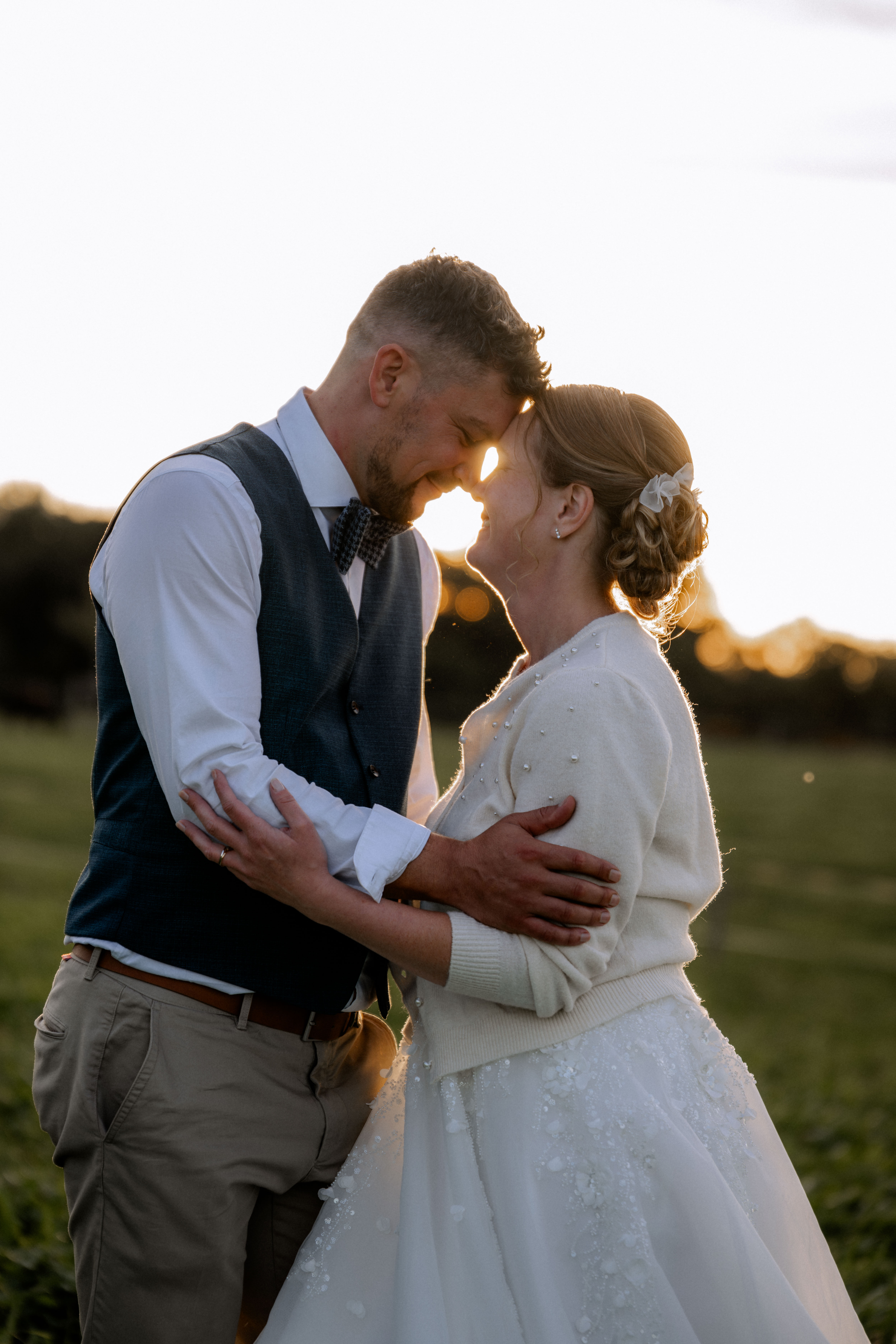 Glückliches Brautpaar im Abendlicht – Hochzeitsfotografie im Thurgau. - Hochzeitsfotograf Pablo aus Thurgau