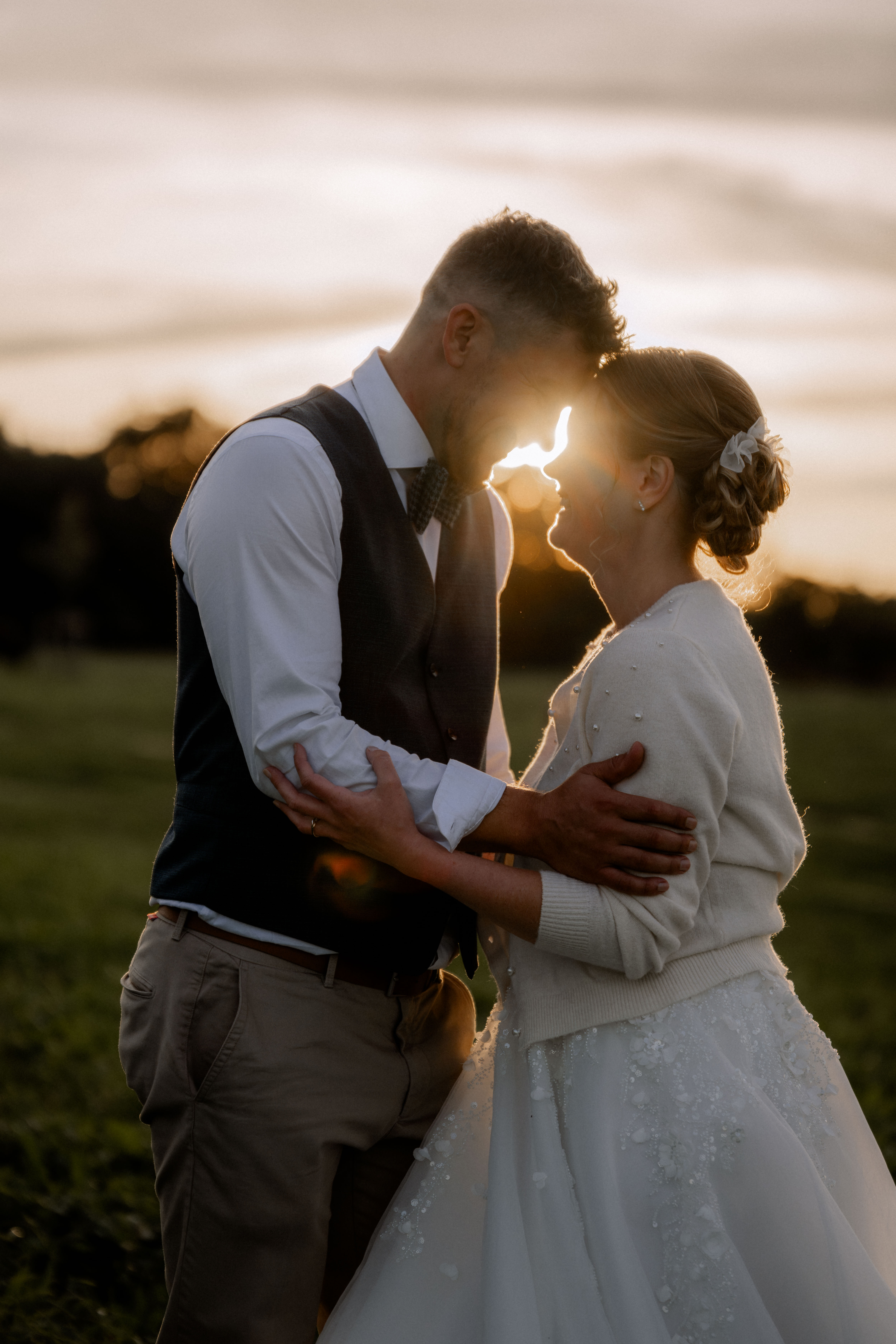 Hochzeitspaar im Sonnenuntergang: Romantische Hochzeitsfotografie im Freien. - Hochzeitsfotograf Pablo aus Thurgau