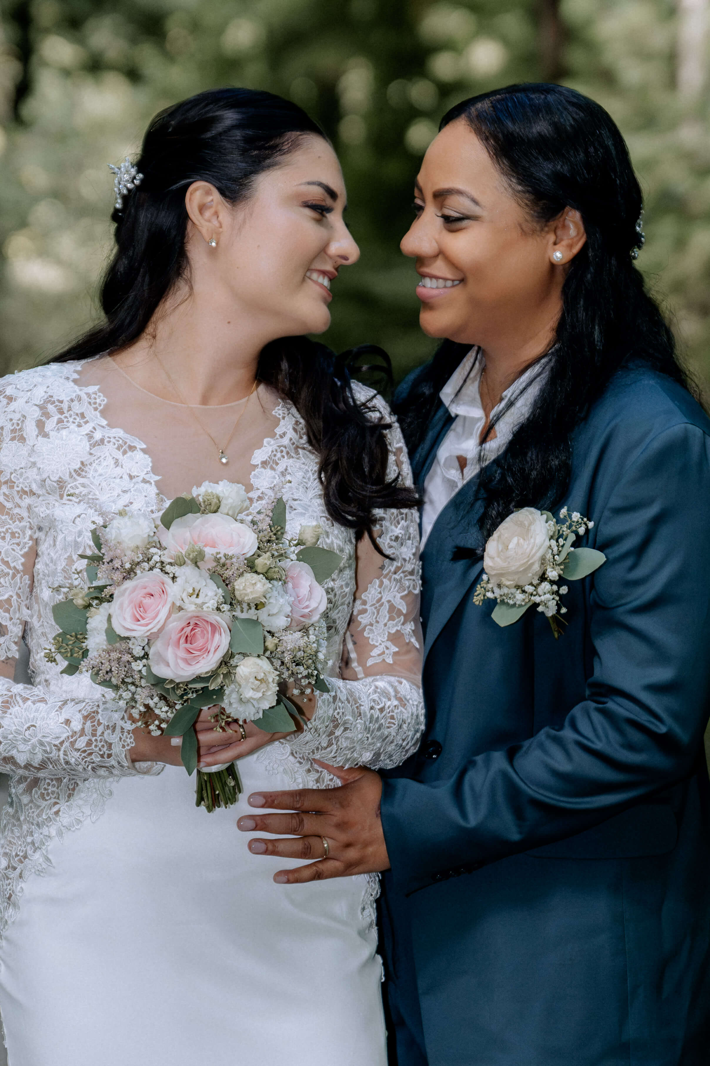 Hochzeit: Brautpaar umarmt sich liebevoll, strahlende Gesichter, Hochzeitsfotografie - Hochzeitsfotograf Pablo aus Thurgau