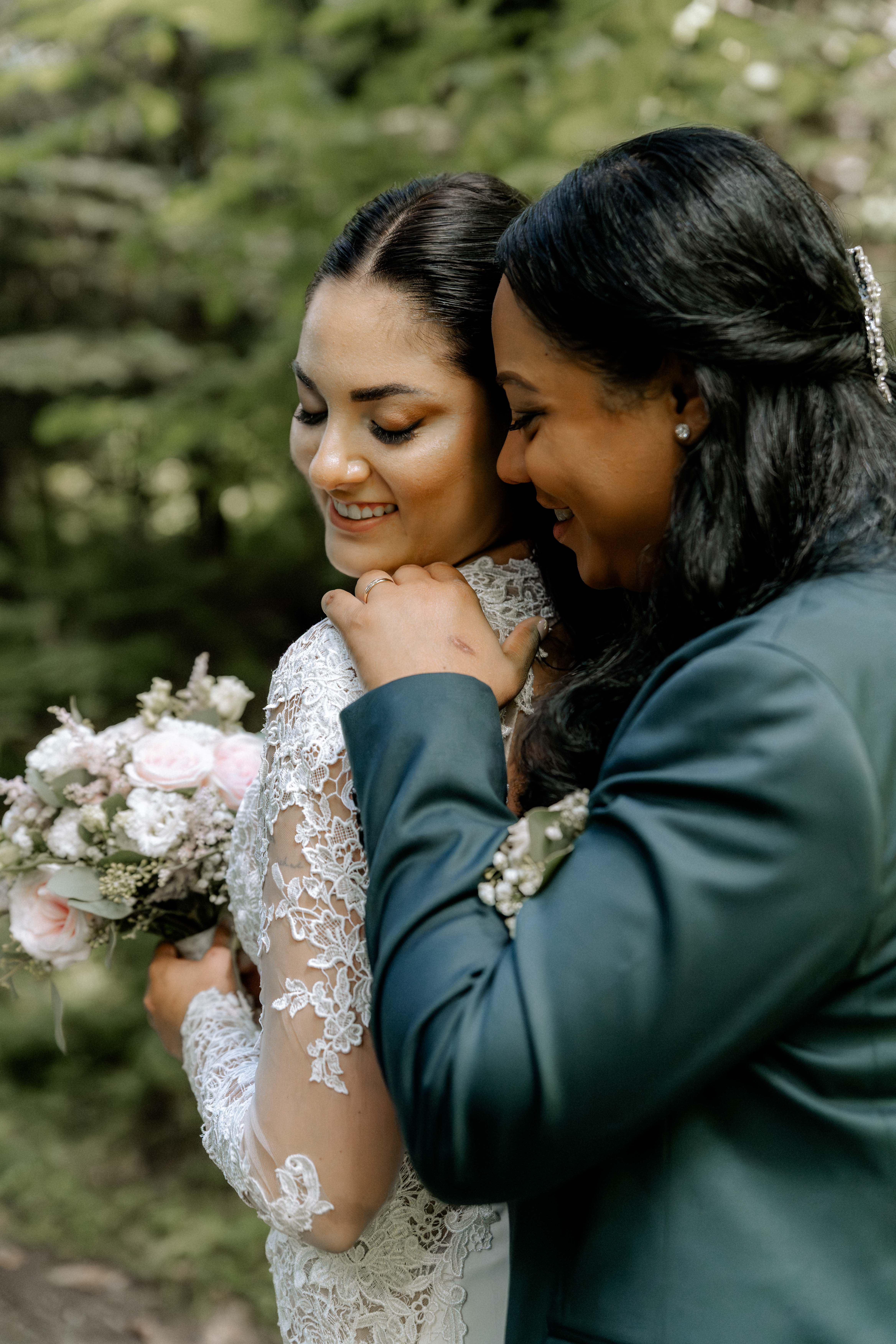 Hochzeitsfotografie: Ein liebevolles Paar bei der Hochzeit im Grünen. - Hochzeitsfotograf Pablo aus Thurgau