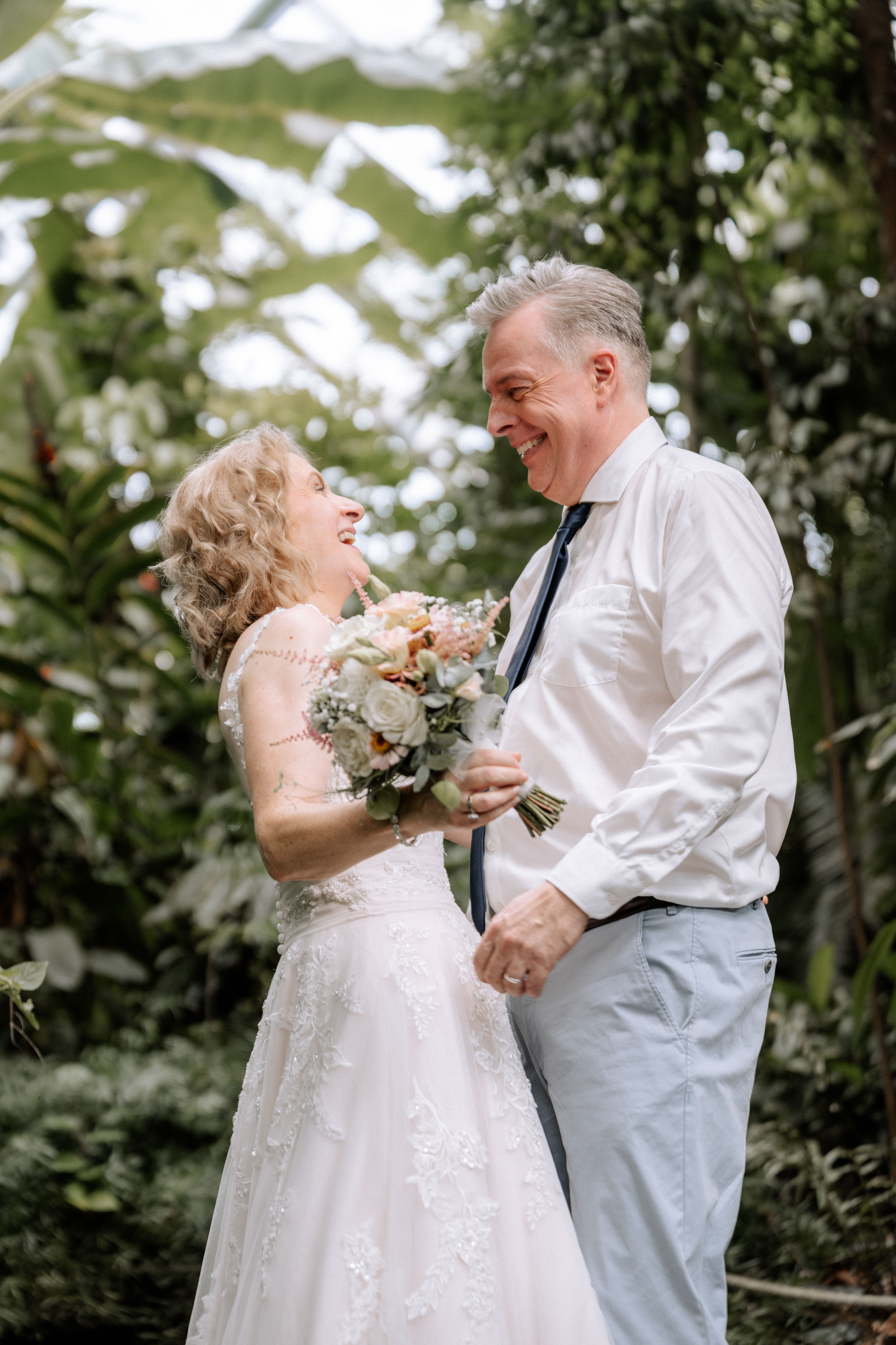 Glückliches Brautpaar lacht bei Hochzeitsfotografie im Grünen - Hochzeitsfotograf Pablo aus Thurgau