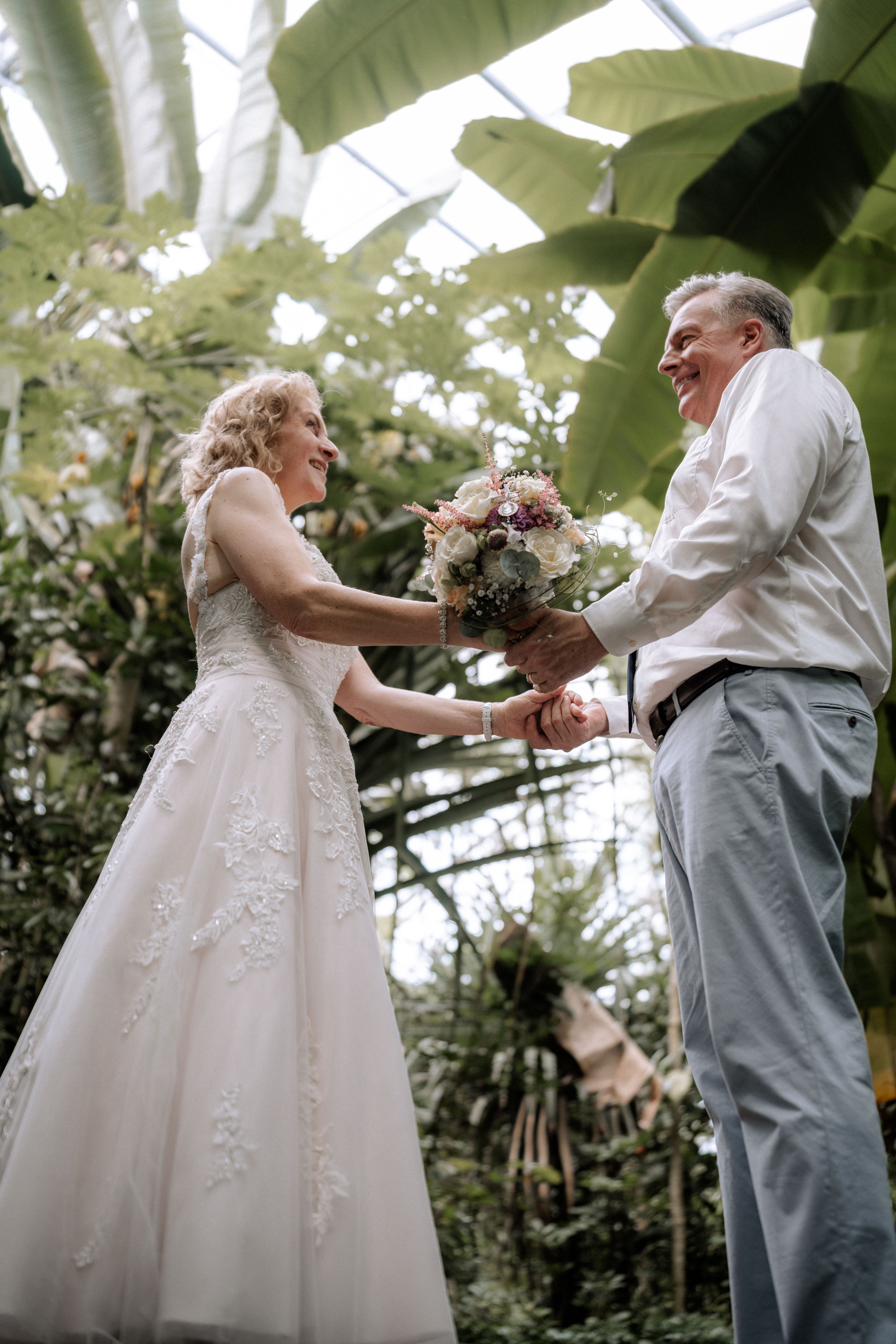 Hochzeit im Botanischen Garten: Brautpaar hält Händchen, Brautstrauss - Hochzeitsfotograf Pablo aus Thurgau