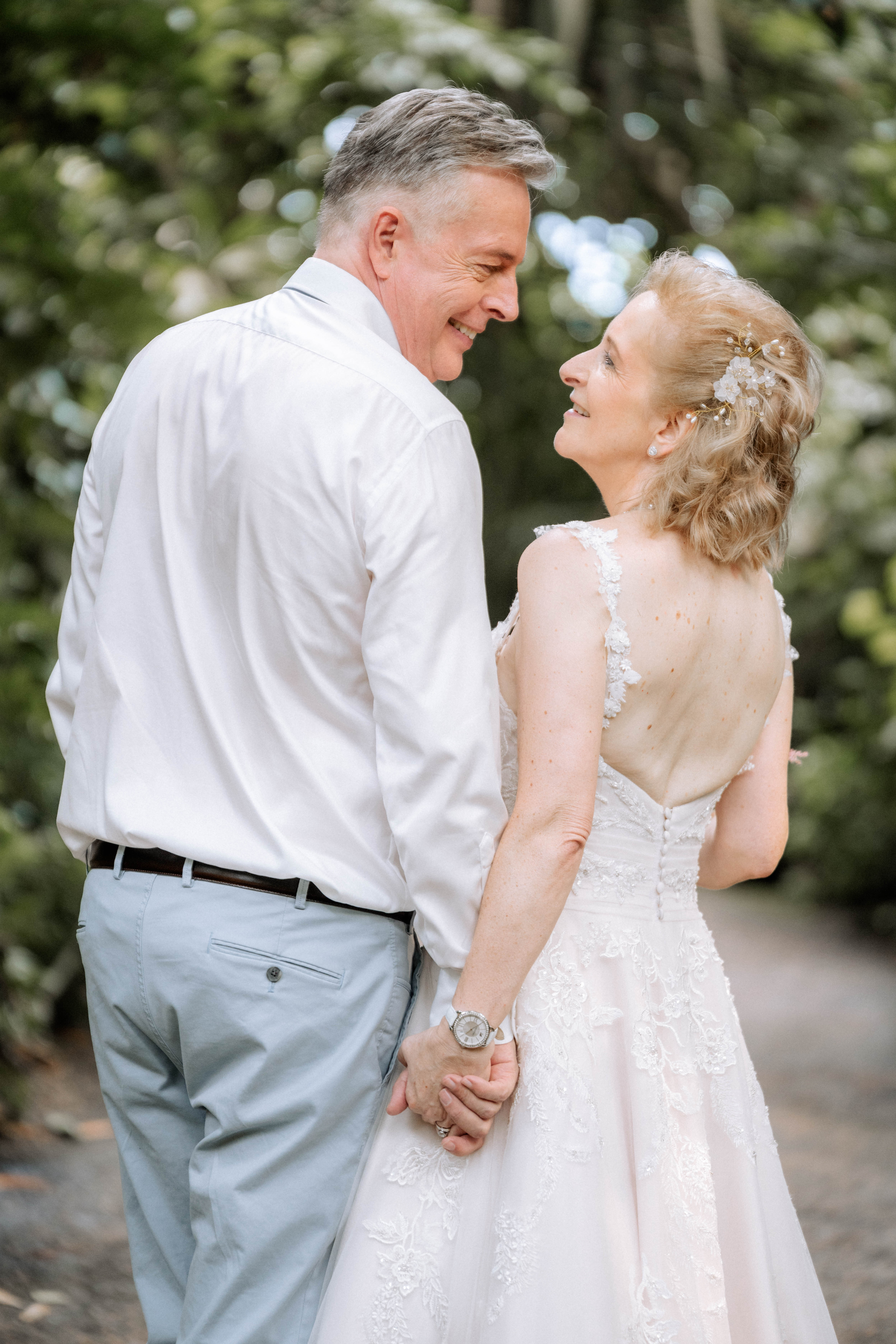 Hochzeit: Brautpaar blickt sich liebevoll an, Hochzeitsfotografie im Freien. - Hochzeitsfotograf Pablo aus Thurgau
