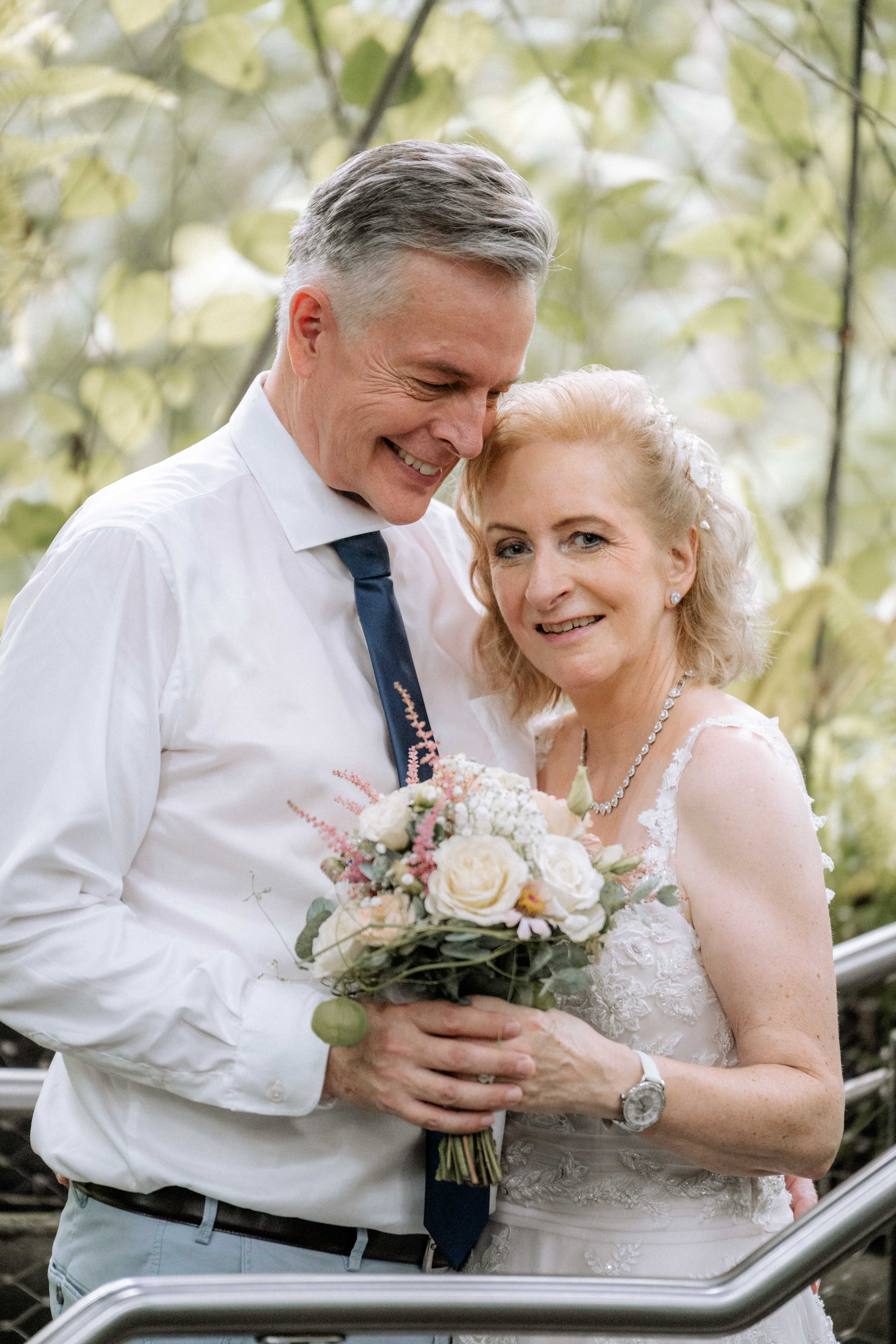 Glückliches Brautpaar bei der Hochzeit, gehalten von einem Hochzeitsfotografen - Hochzeitsfotograf Pablo aus Thurgau