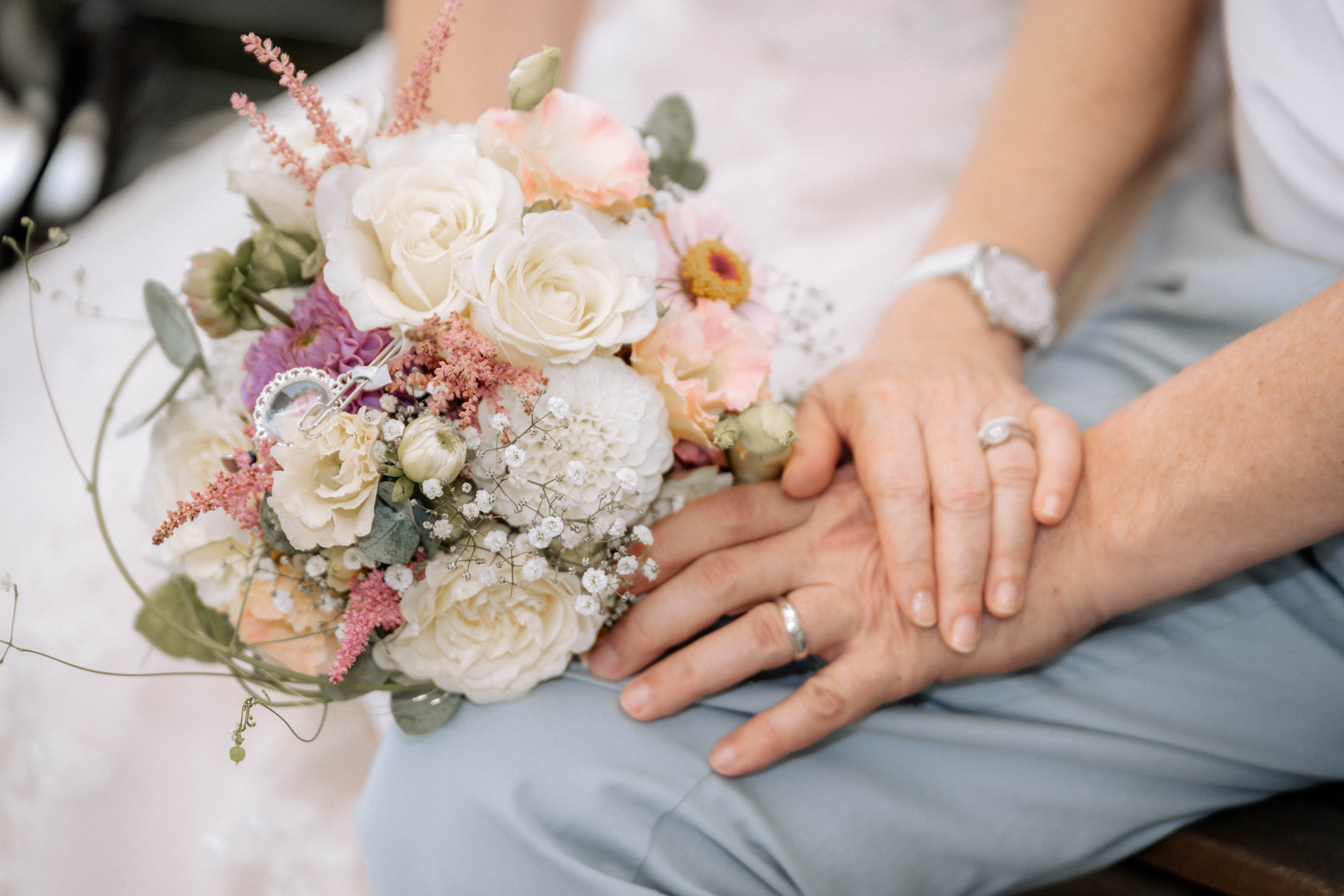 Hochzeit: Hände des Brautpaares mit Ringen und Blumenstrauss - Hochzeitsfotograf Pablo aus Thurgau
