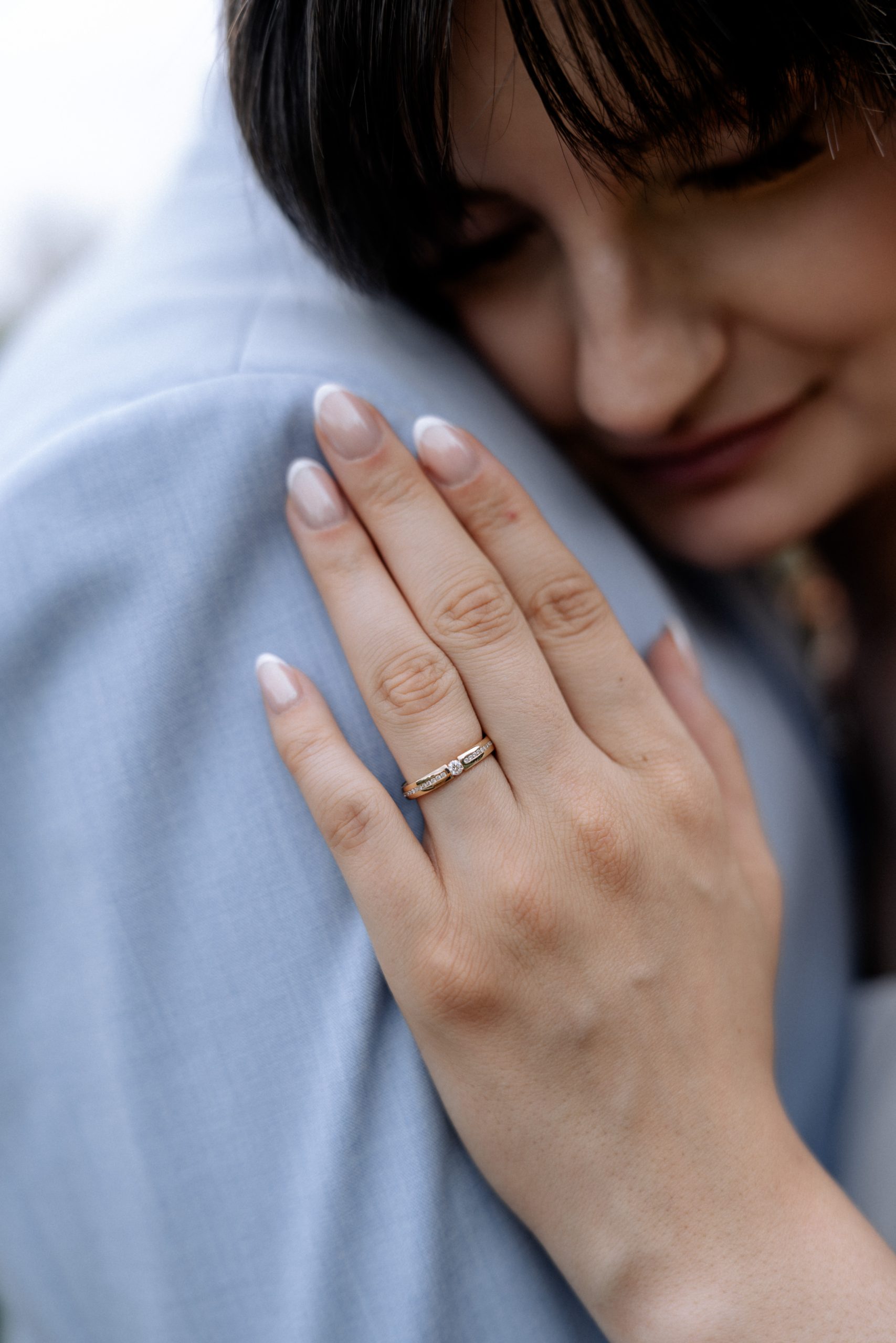Verlobungsring am Finger der Braut, die sich an ihren Liebsten schmiegt. - Hochzeitsfotograf Pablo aus Thurgau