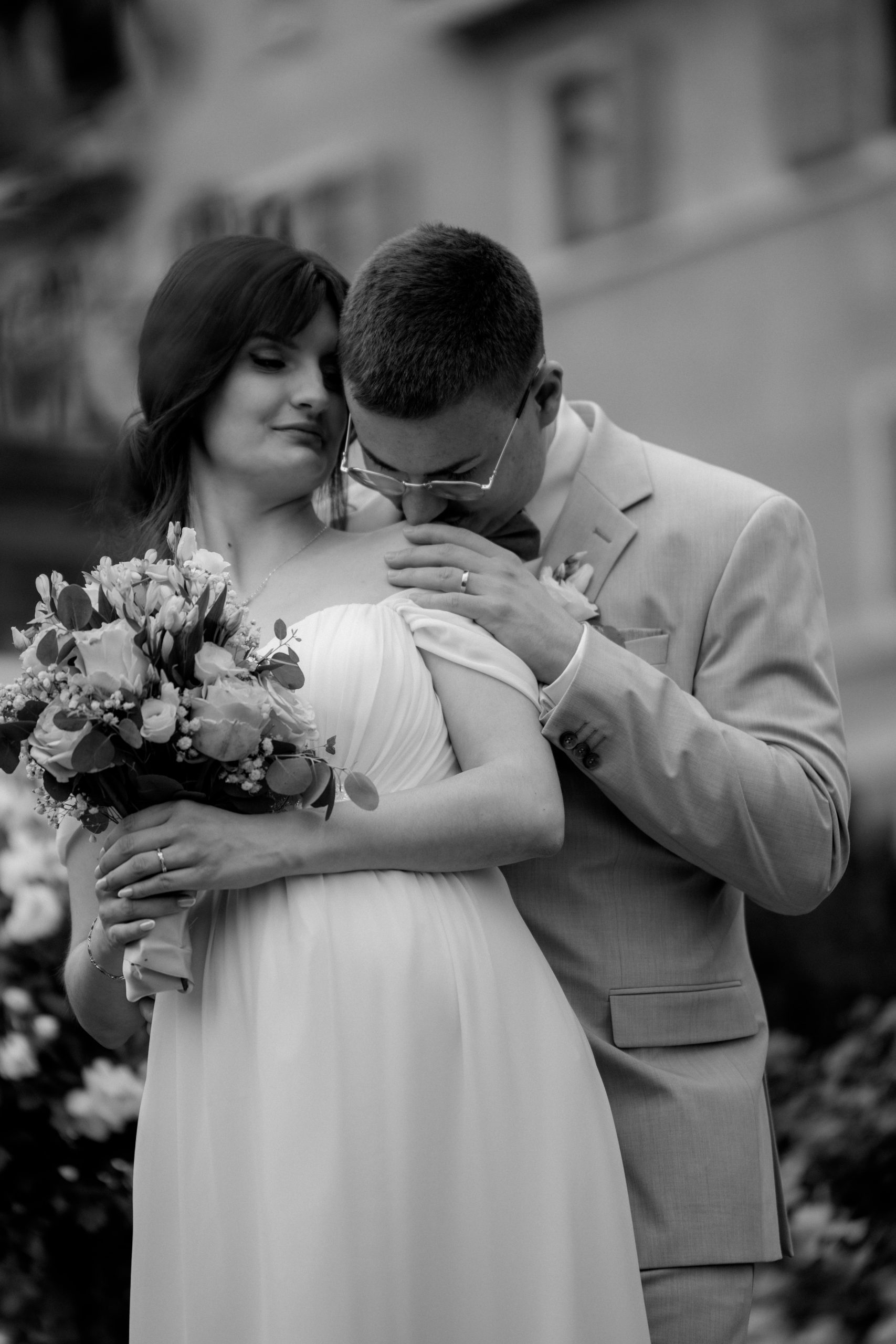 Wedding Sylvia Und Daniel 546 Hochzeitsfotograf hält Brautpaar im Arm, romantisches Paarshooting am Schloss Seeburg - Hochzeitsfotograf Pablo aus Thurgau