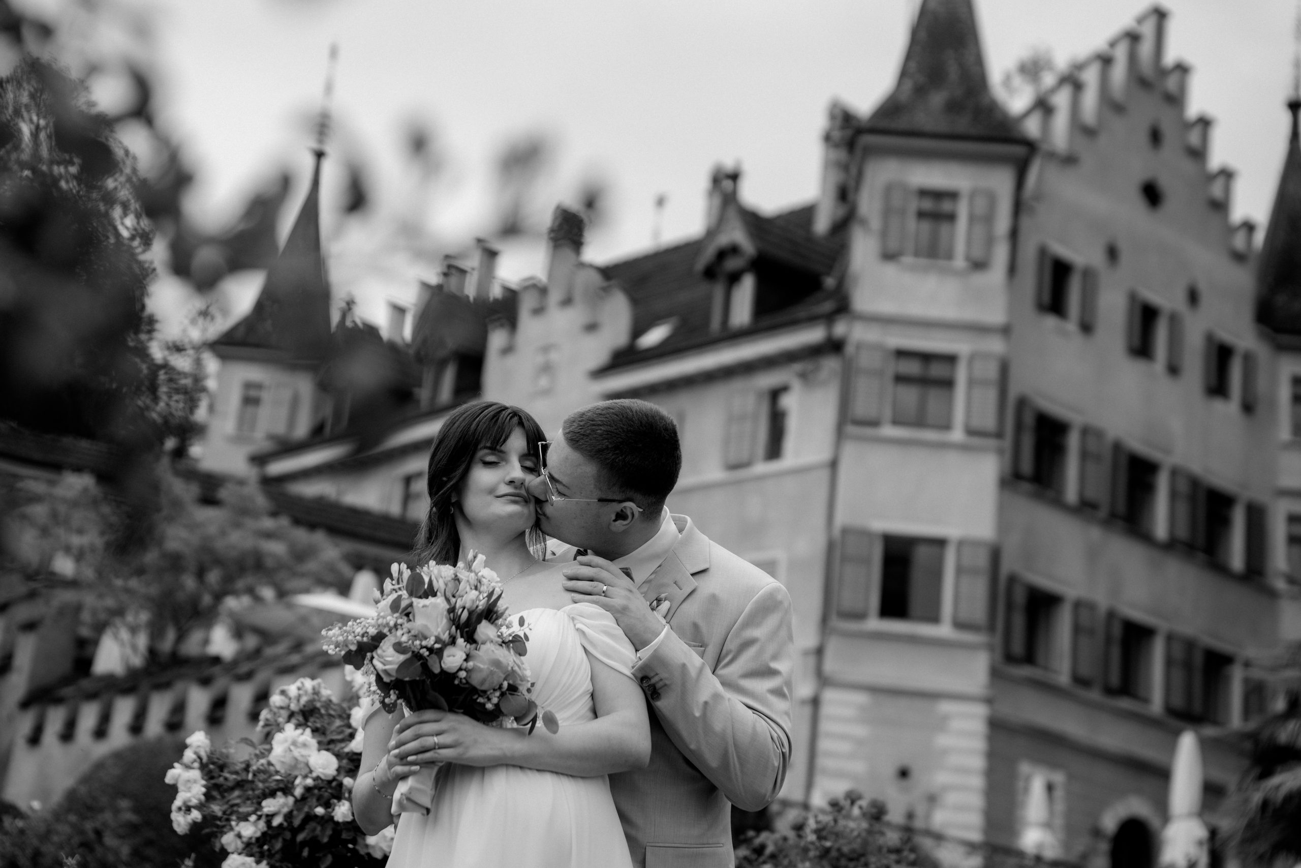Brautpaar küsst sich vor Schloss Seeburg, Hochzeitsfotograf Thurgau - Hochzeitsfotograf Pablo aus Thurgau